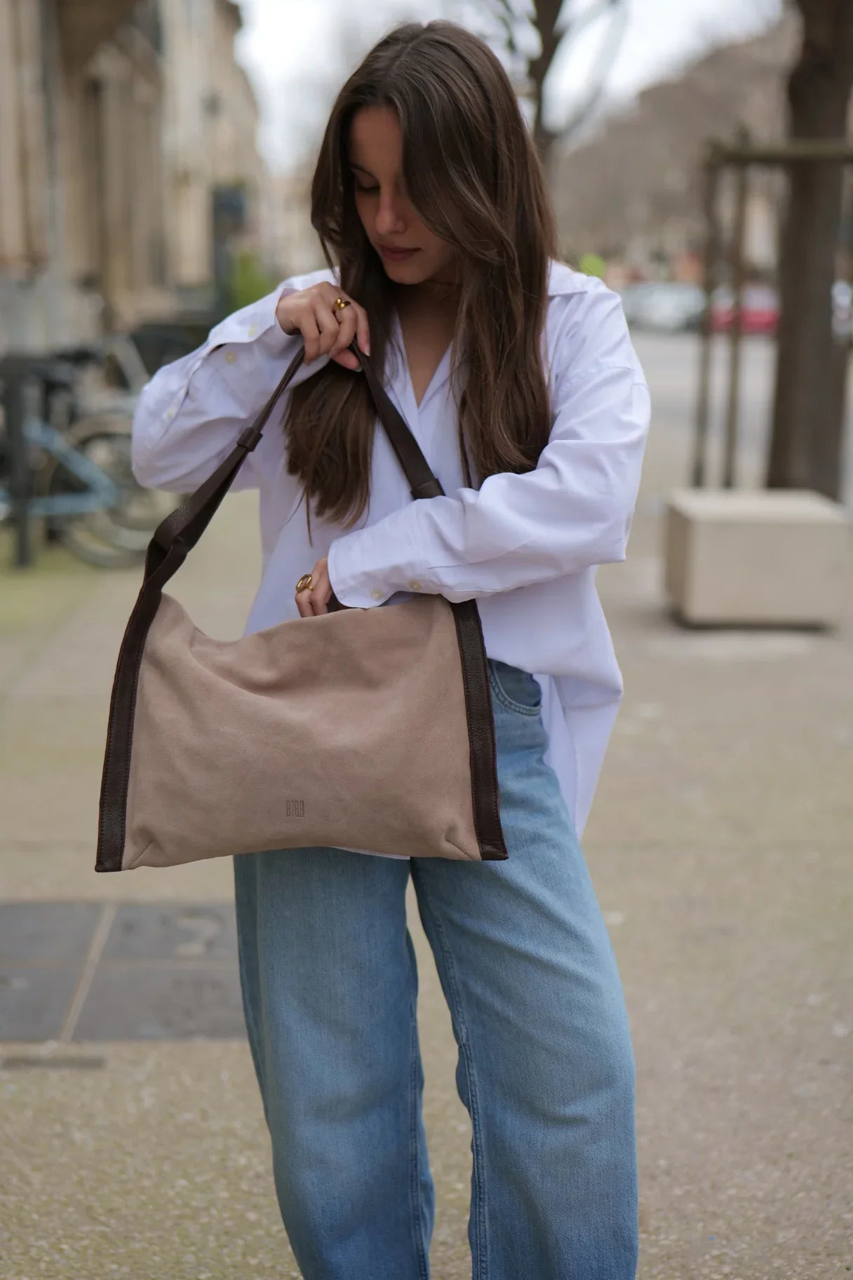 Sac Beaver BEV1L en cuir beige porté à l’épaule