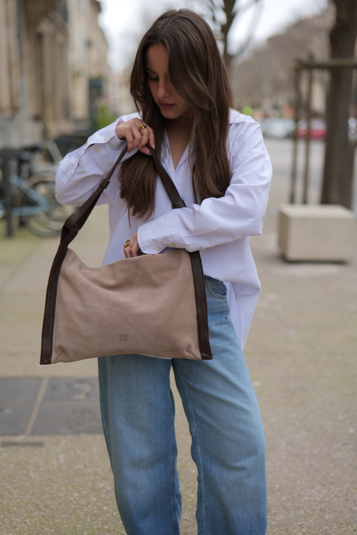 Sac Beaver BEV1L en cuir beige porté à l’épaule
