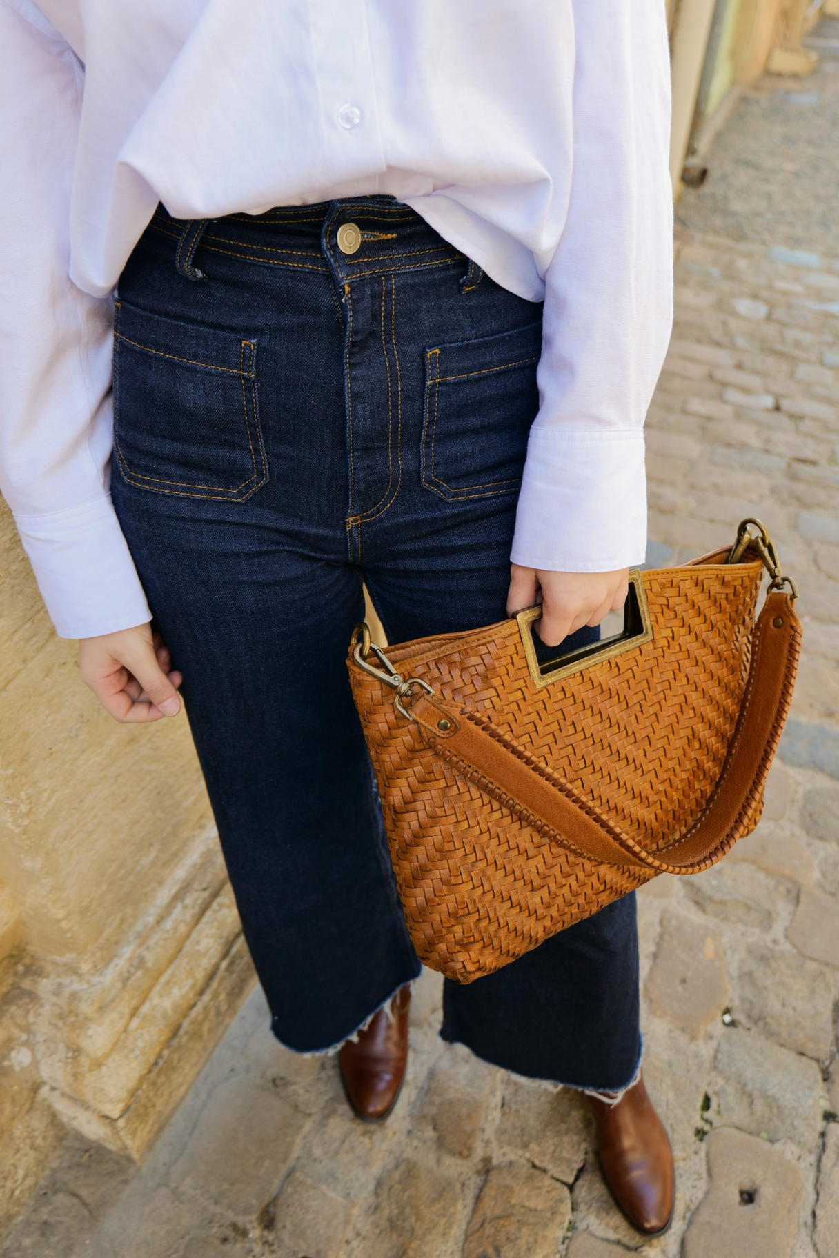 Sac BIBA CAP1L tressé à la main en cuir marron porté