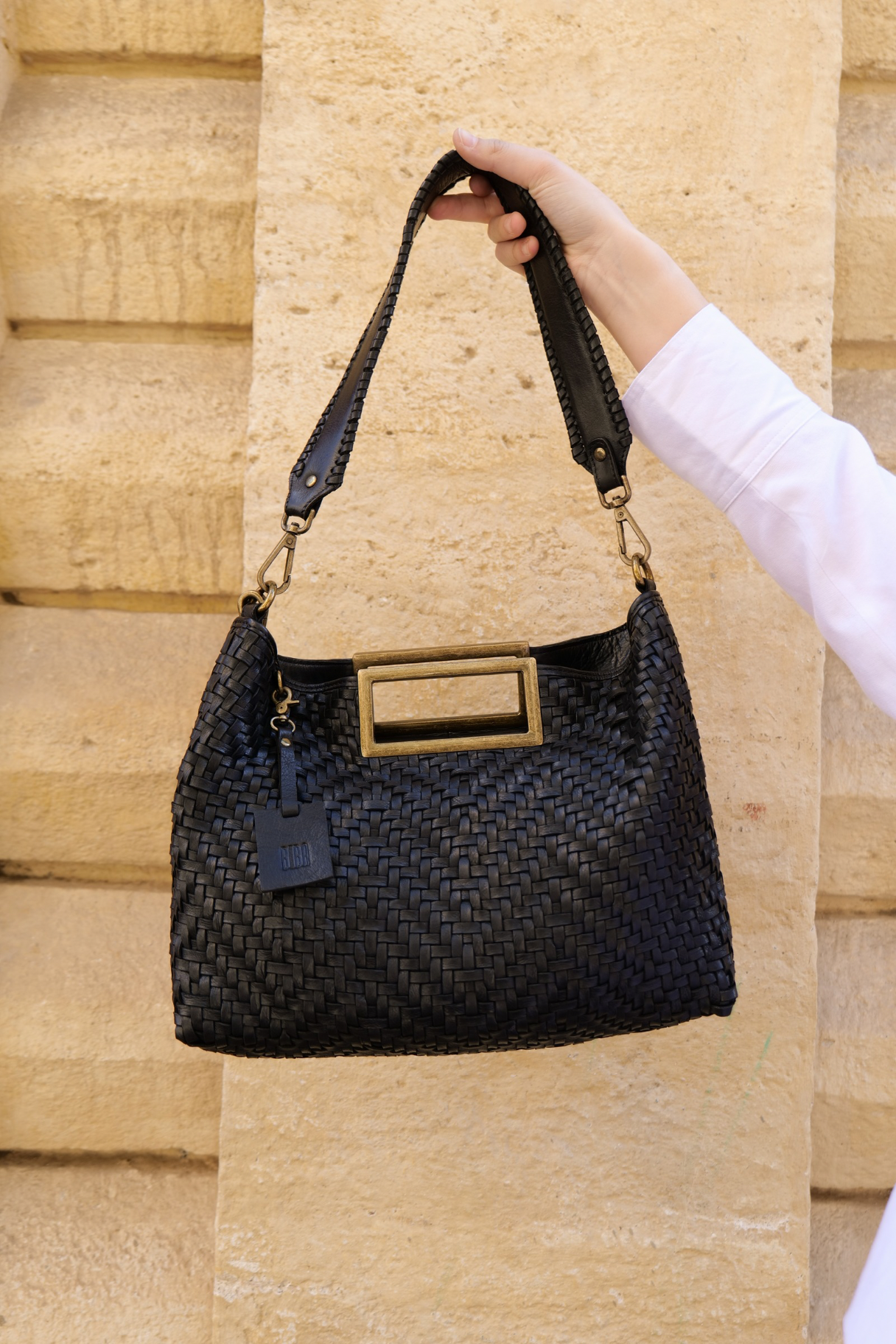 Détail du cuir tressé à la main du sac CAP1L de BIBA