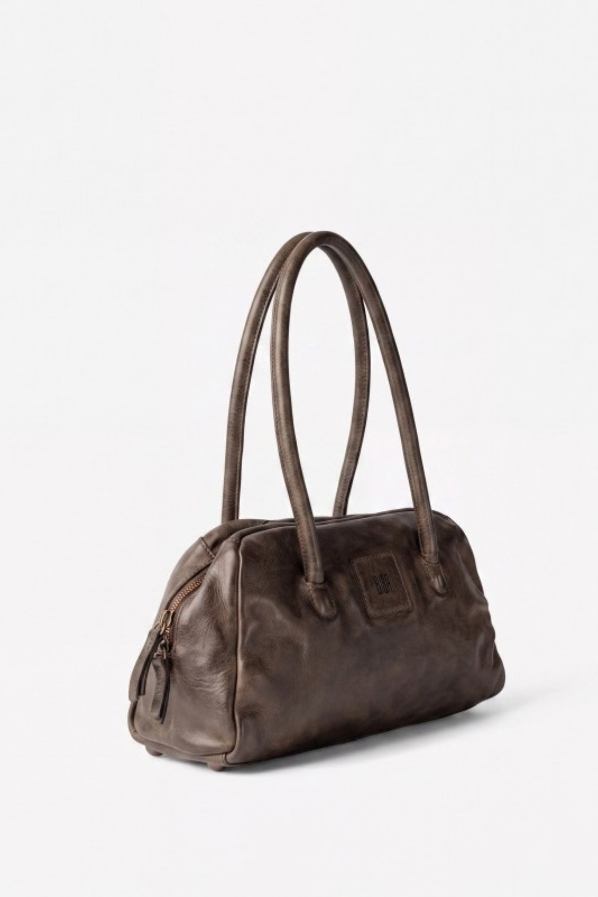 Sac Boston Baguette Biba vu de trois quarts, fermeture zippée à tirettes cuir, profondeur 8 cm