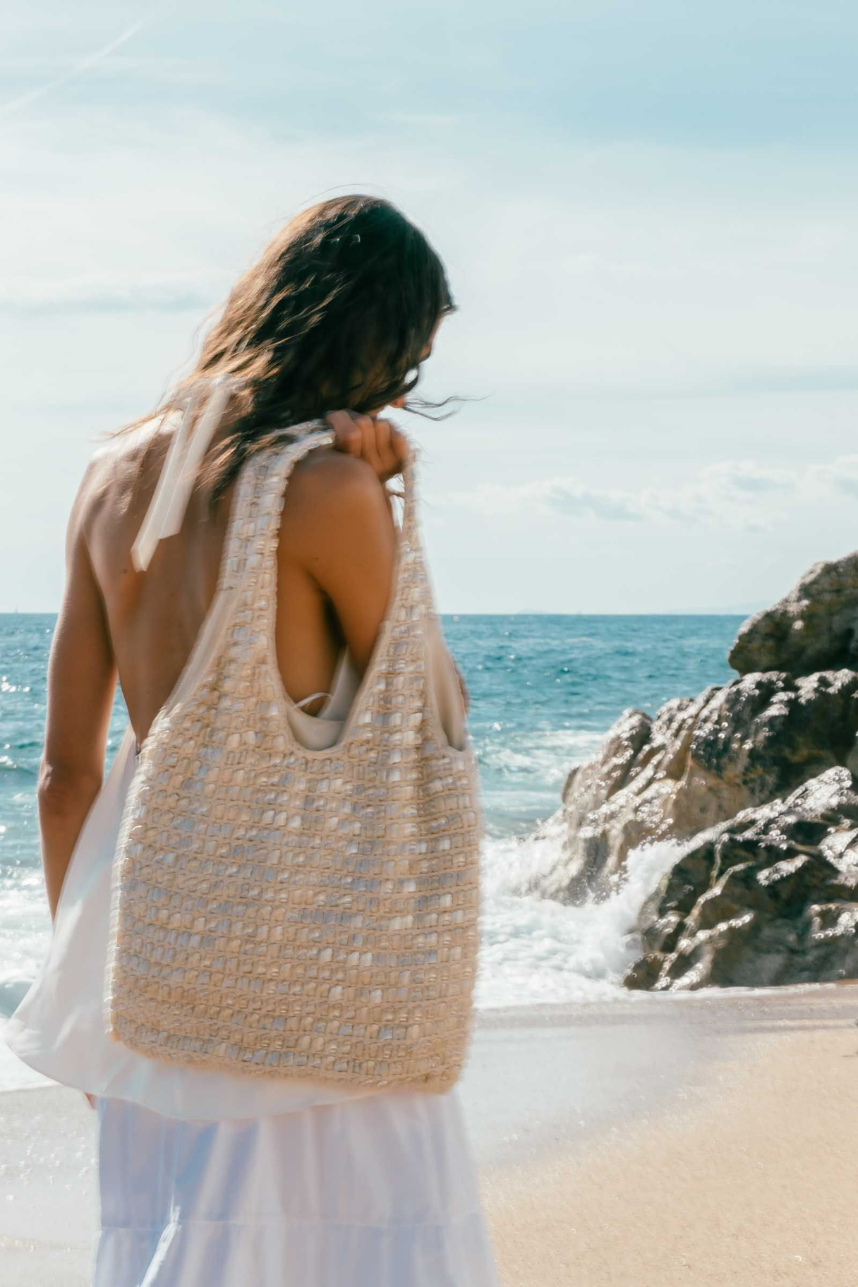 Sac cabas femme crochet coton et nacre Shell Biba porté à l'épaule en bord de mer