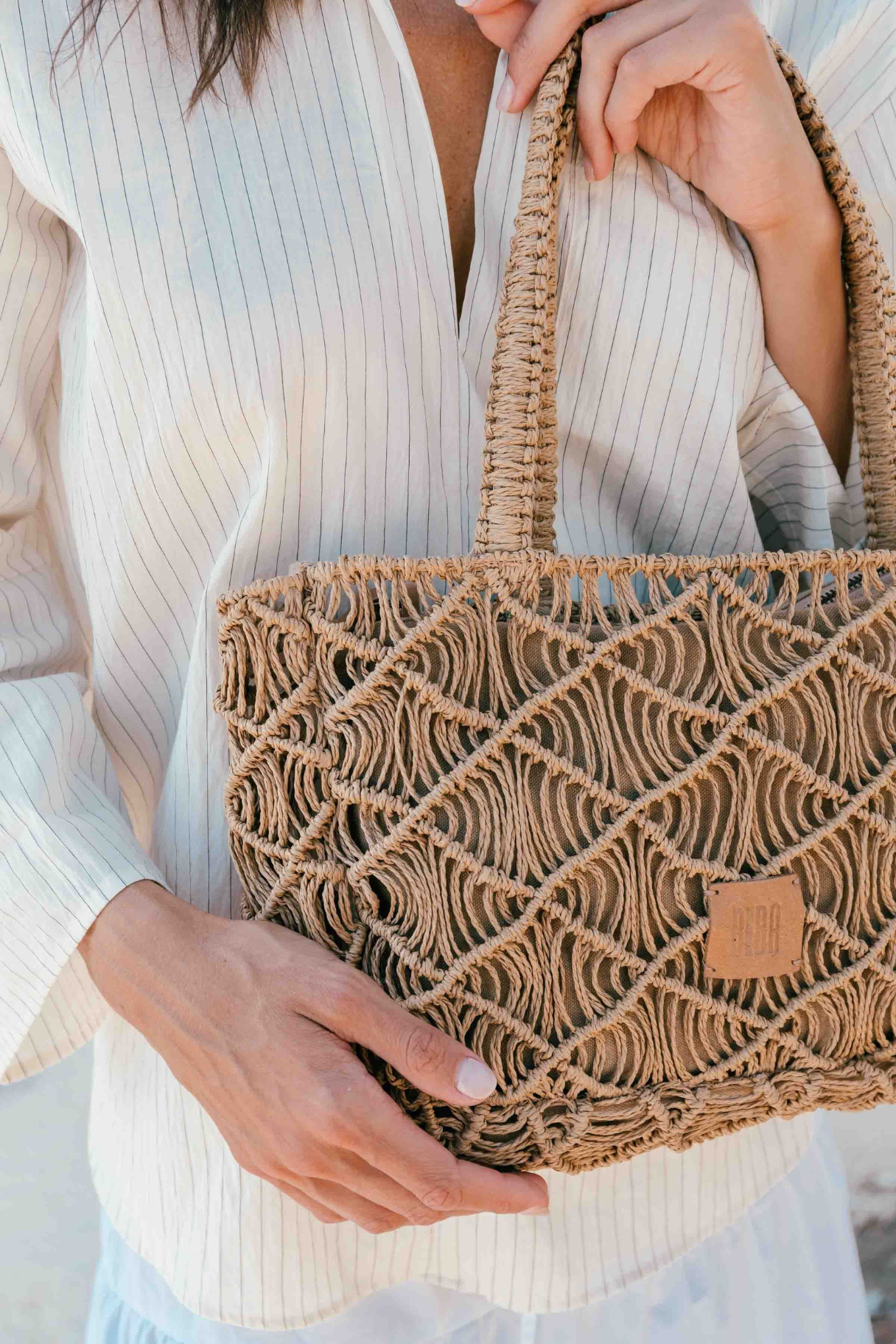 Détail du tressage macramé du sac cabas Sodwana naturel Biba en raphia