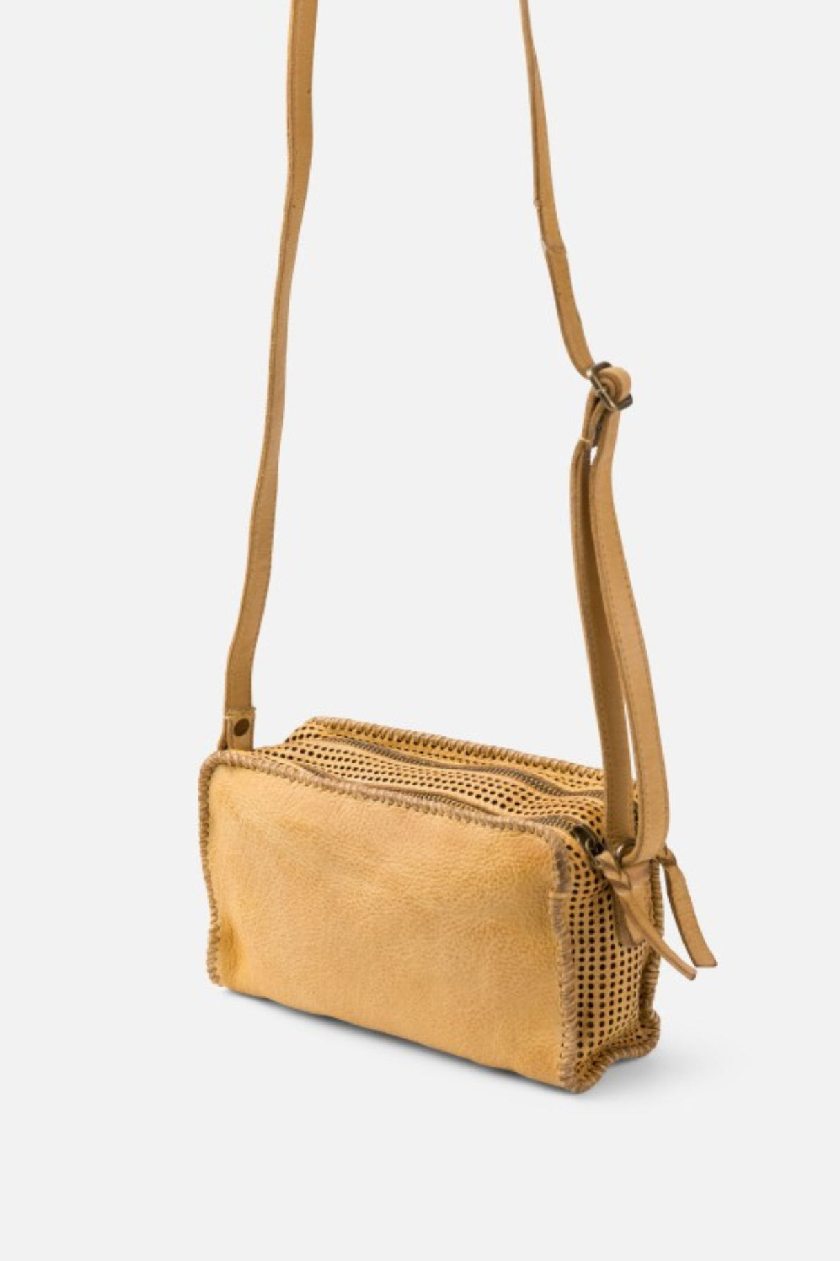 Sac crossbody Biba Heritage cuir lavé, vue de profil sangle réglable