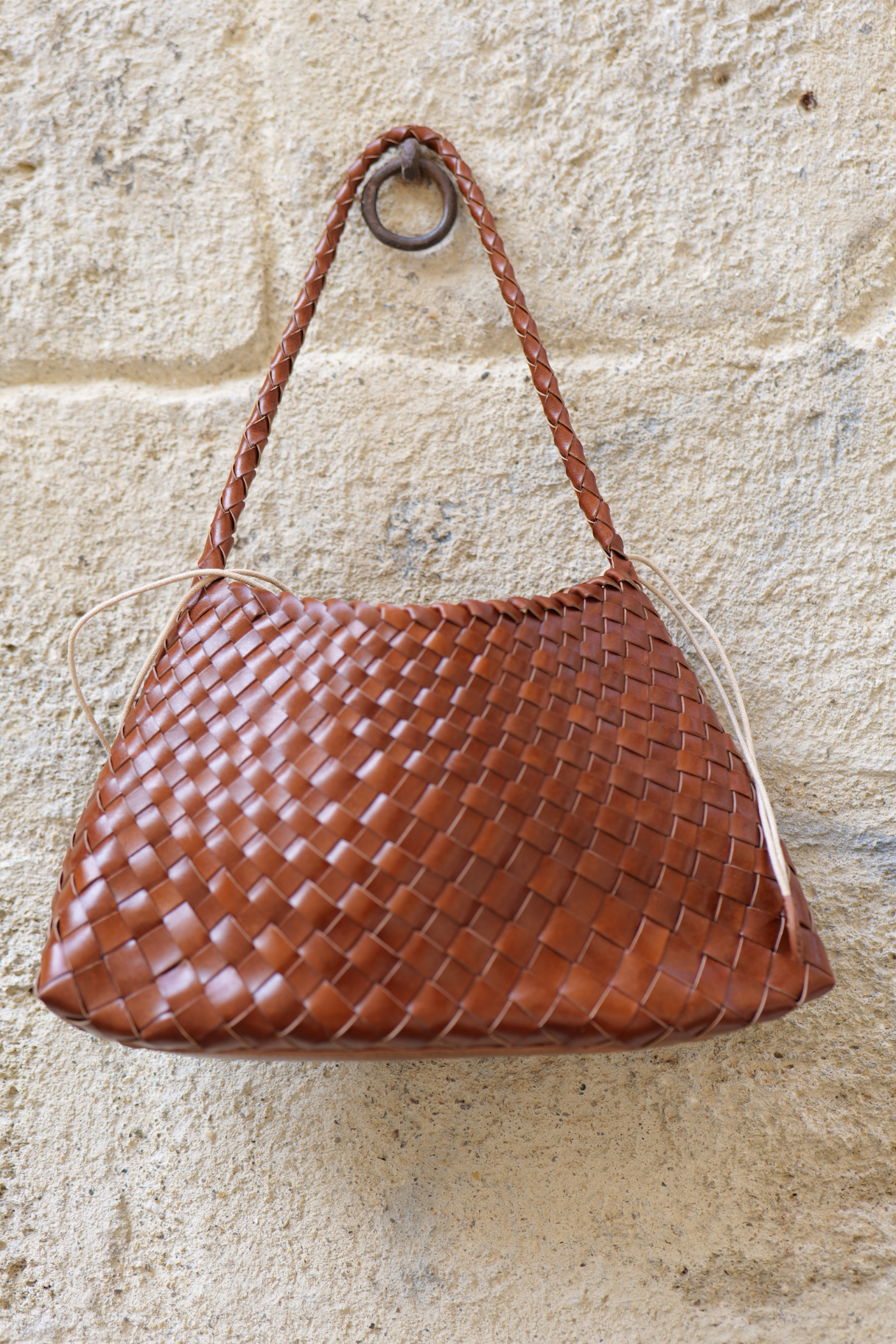 Sac en cuir tressé Rosalie cognac porté à l'épaule