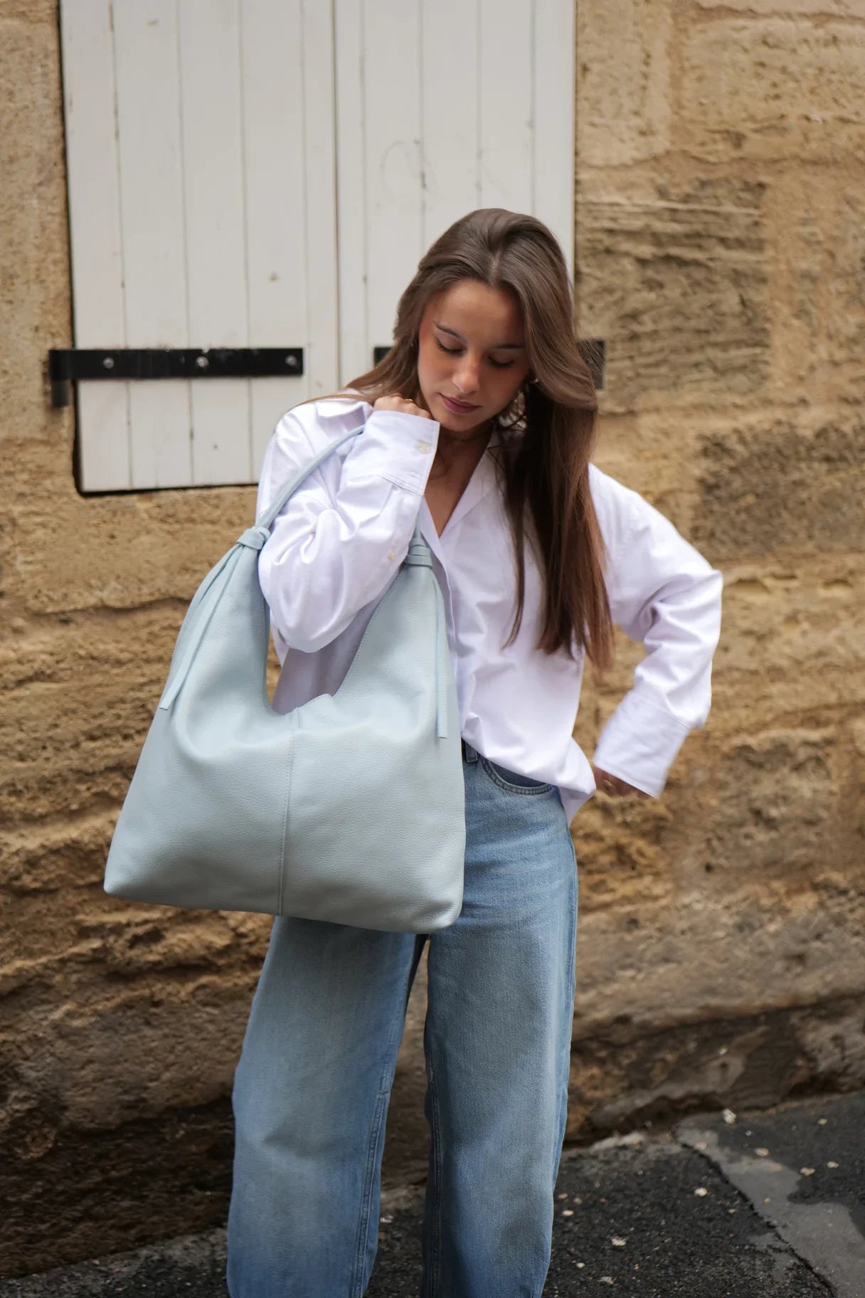 Sac Elena en cuir bleu porté à l’épaule