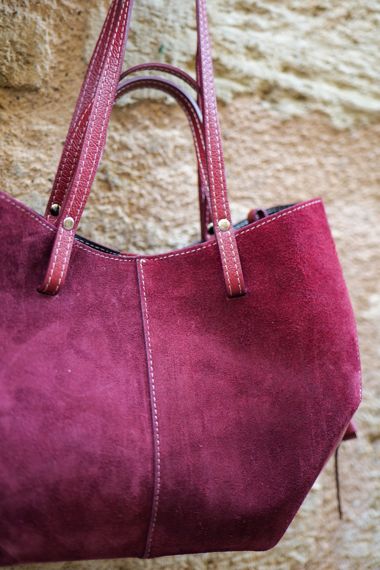 Sac Elyos en cuir suédé bordeaux, une inspiration des tendances parisiennes