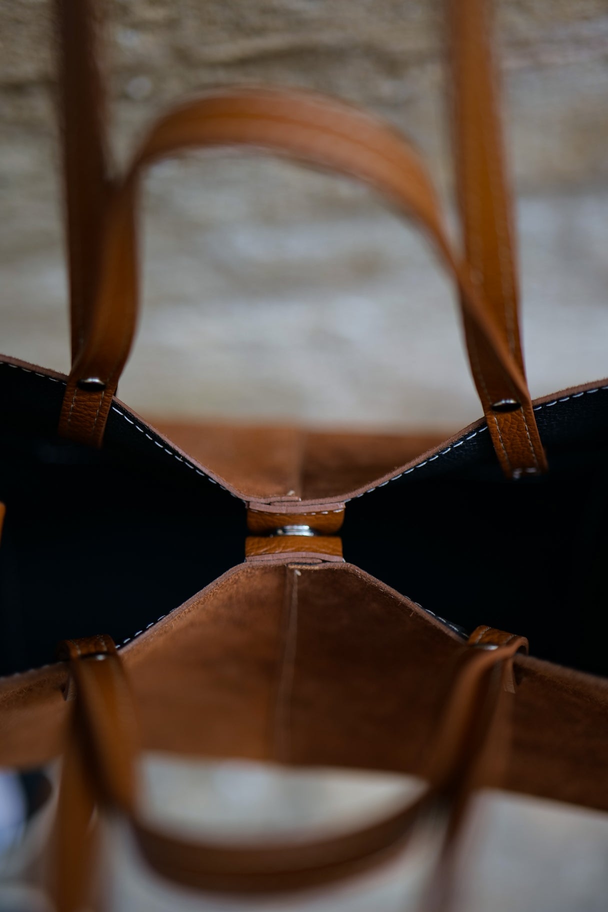 Sac Elyos en cuir suédé camel, fermeture