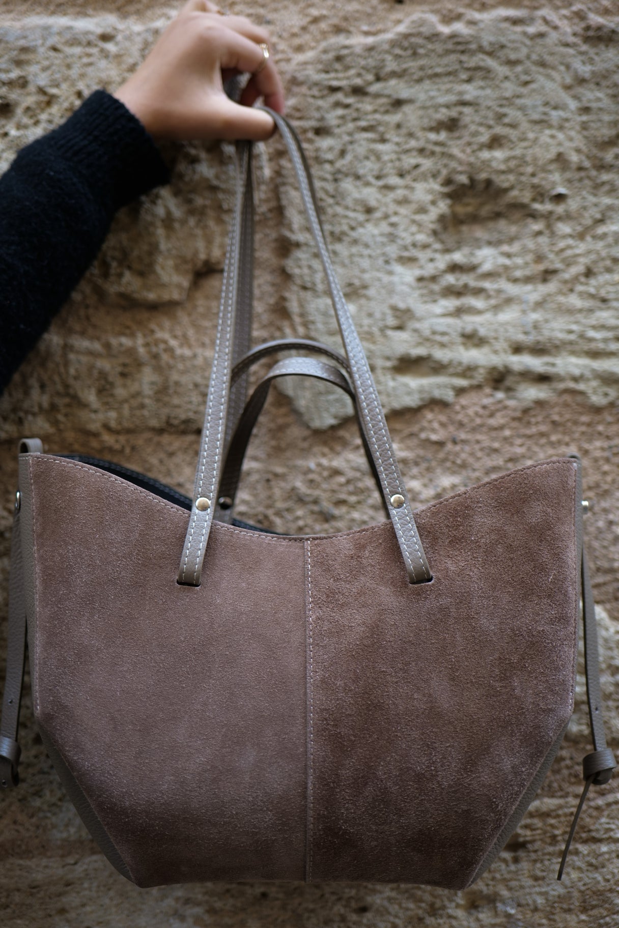 Sac Elyos en cuir suédé taupe, une inspiration des tendances parisiennes