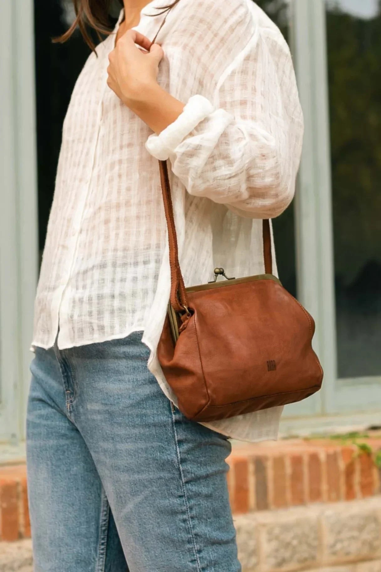 BIBA- Sac bandoulière en cuir marron avec un fermoir boule - Nappa maroquinerie