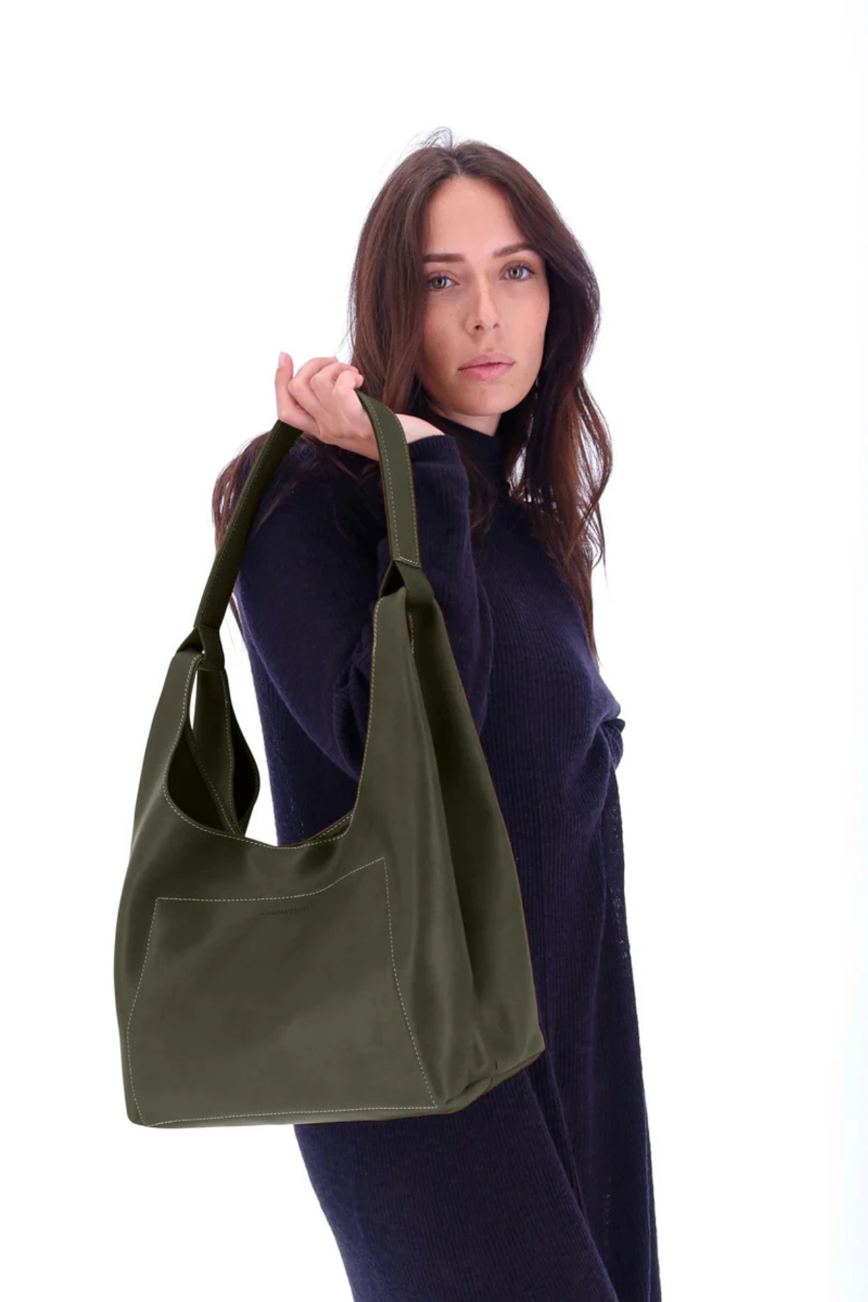 Sac hobo Ateliers Fourès en cuir nubuck kaki porté à l'épaule, modèle femme tendance