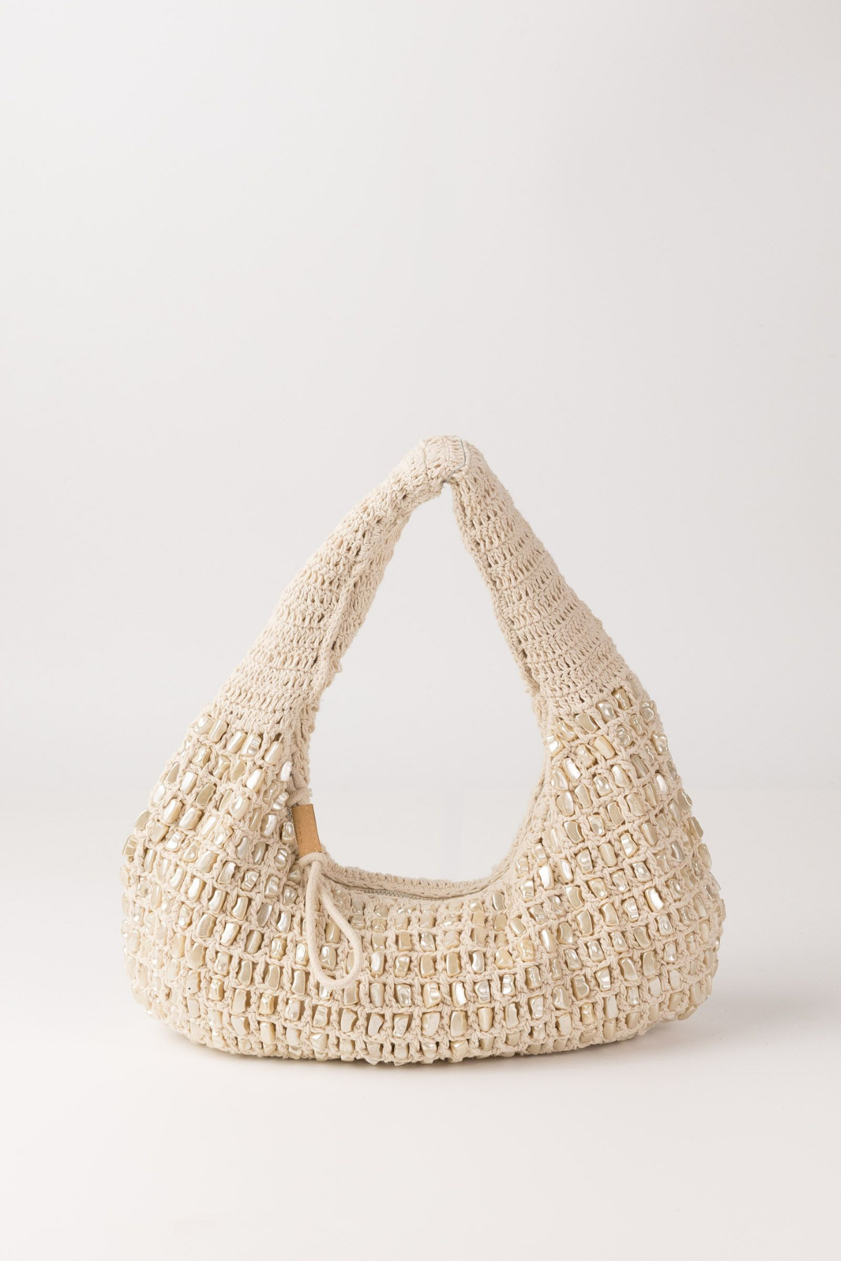 Sac hobo Shell Biba en crochet de coton tressé main et nacre véritable, vue de face