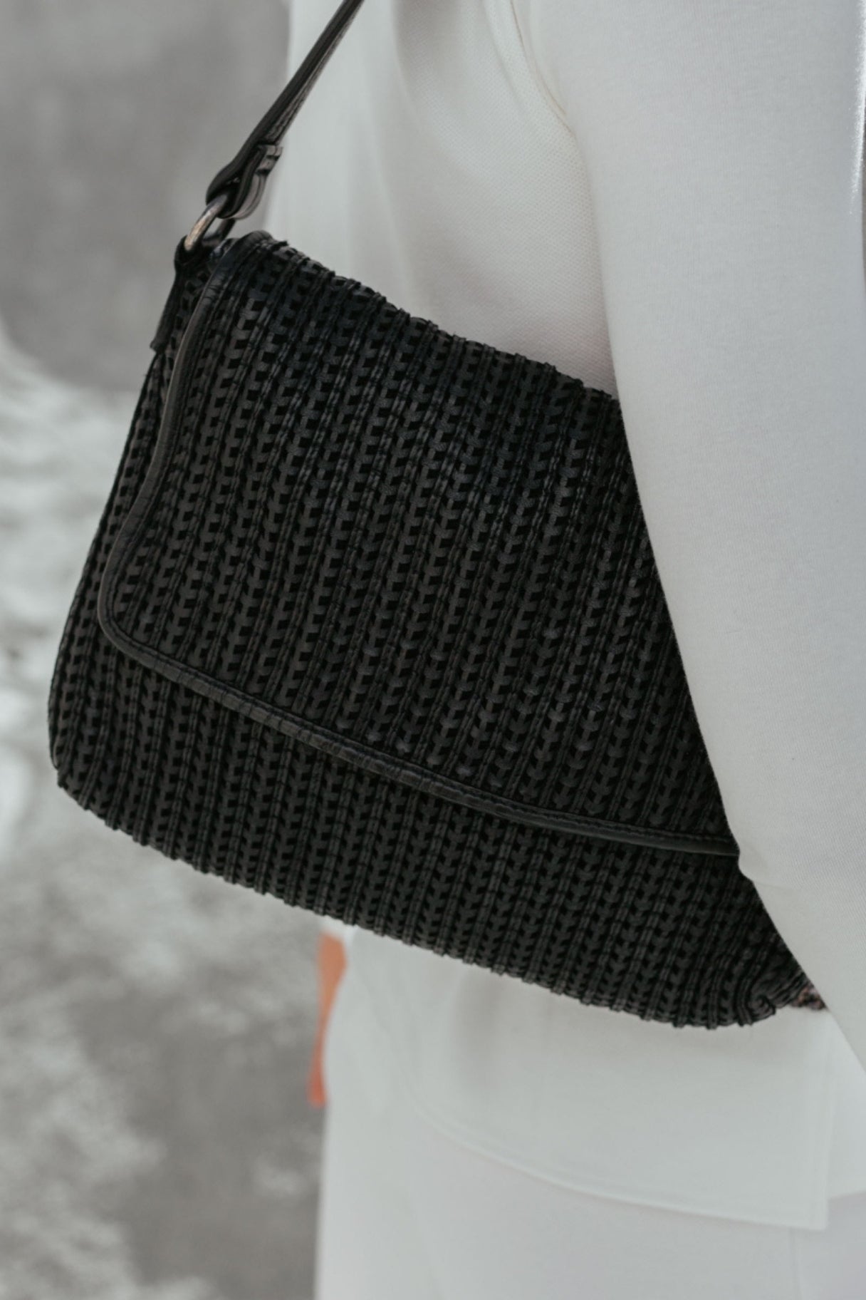 Sac hobo Moab MOA1L en cuir tressé noir de Biba vu détail