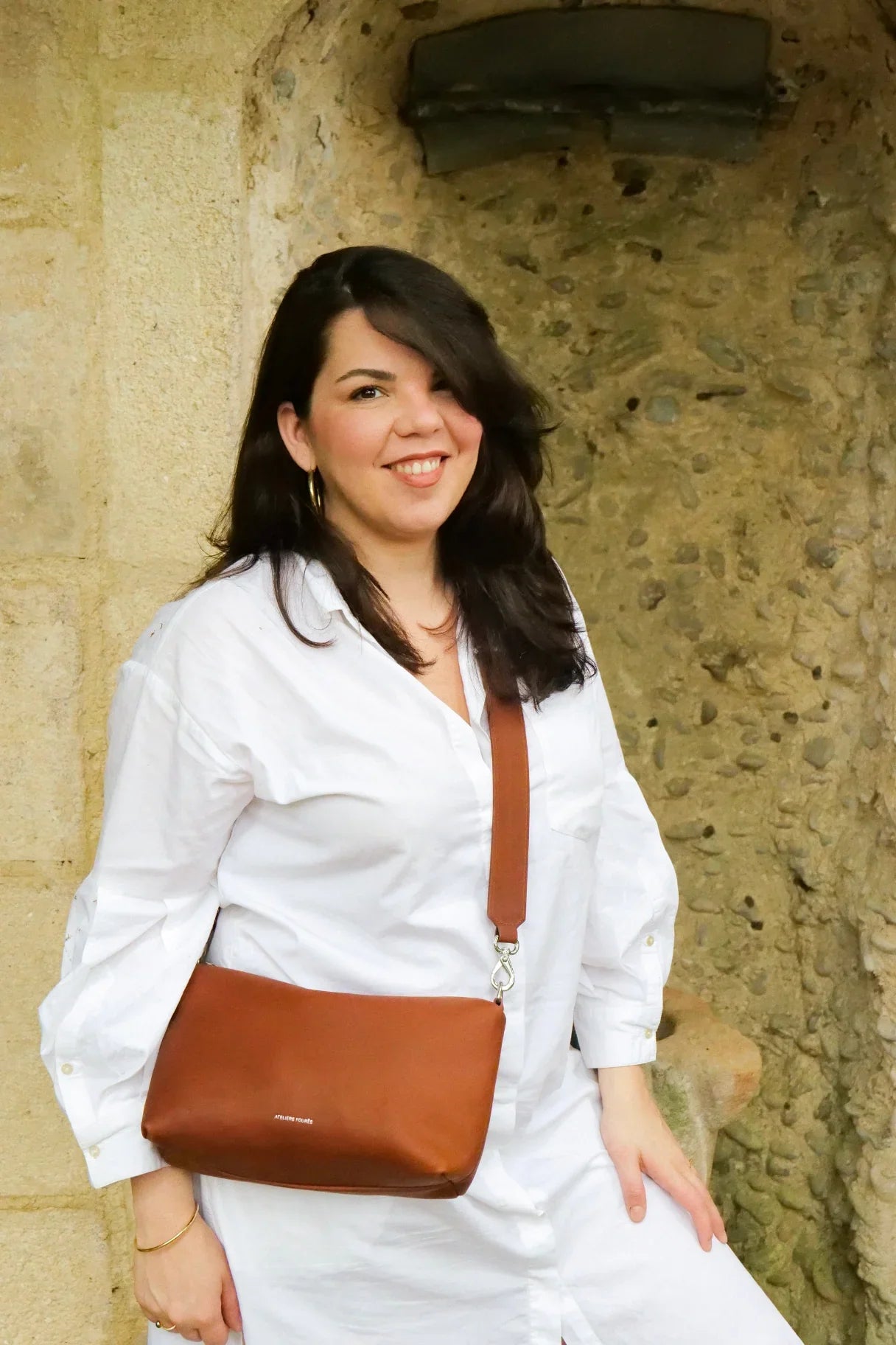 Sac Iliade rouge Ateliers Fourès porté en bandoulière