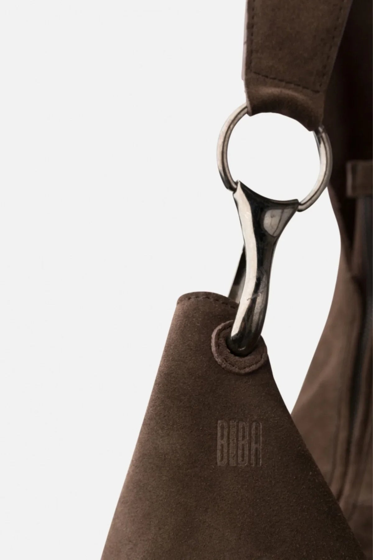 Sac Jackpot Biba en cuir suédé marron foncé, détail de la boucle