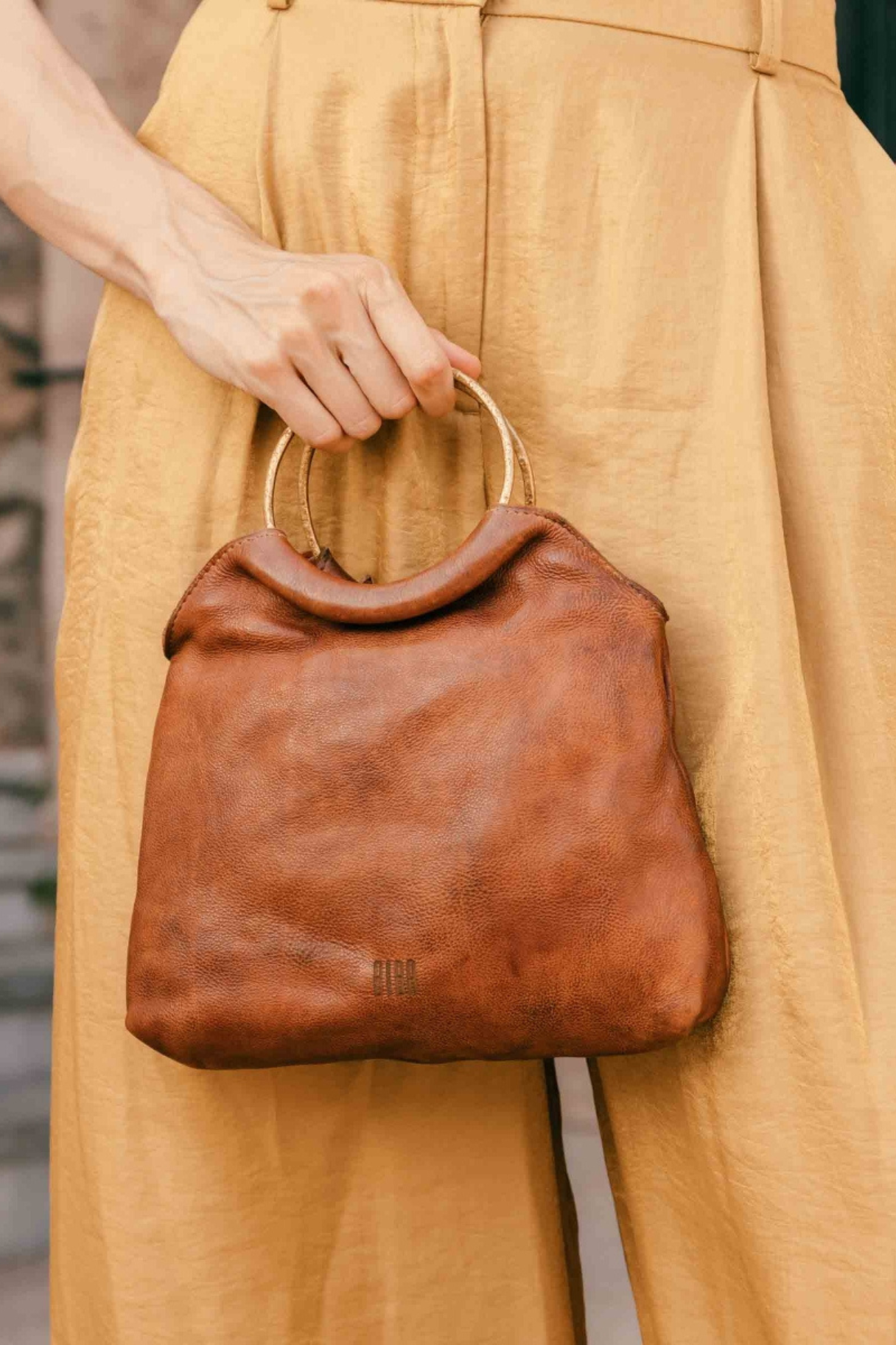 Sac à main cuir lavé BIBA Rox ROX1L porté femme avec poignées métalliques