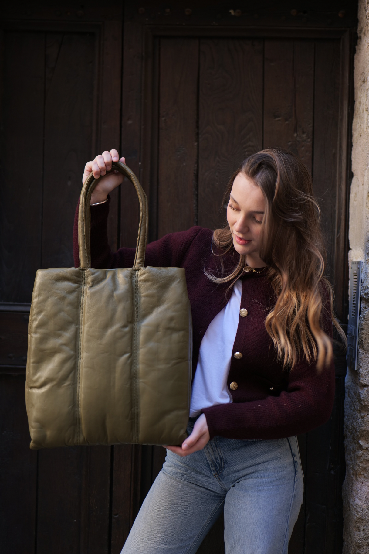 sac cabas Naterra Plume coloris kaki tenu à la main