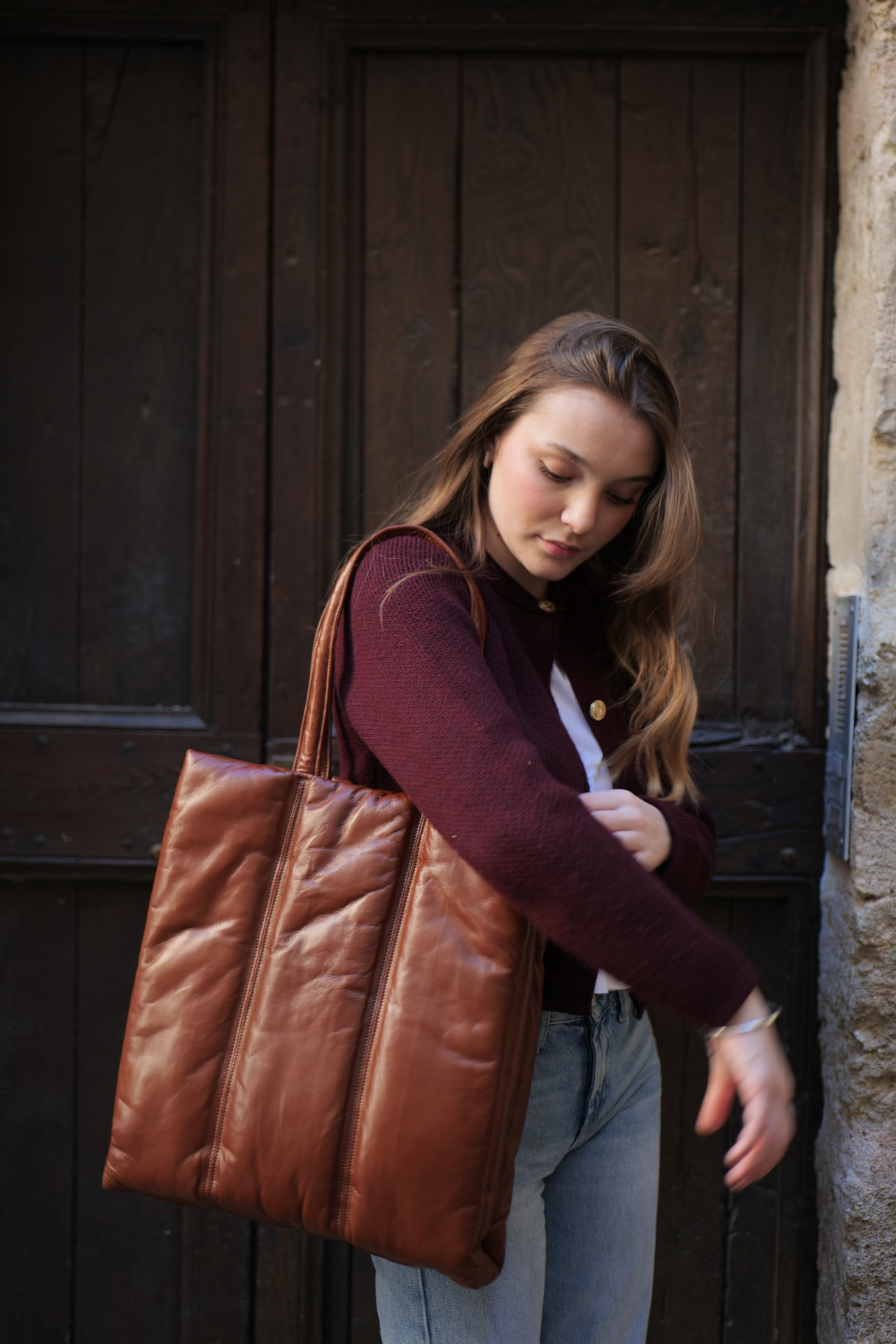 sac cabas Naterra Plume marron porté à l’épaule