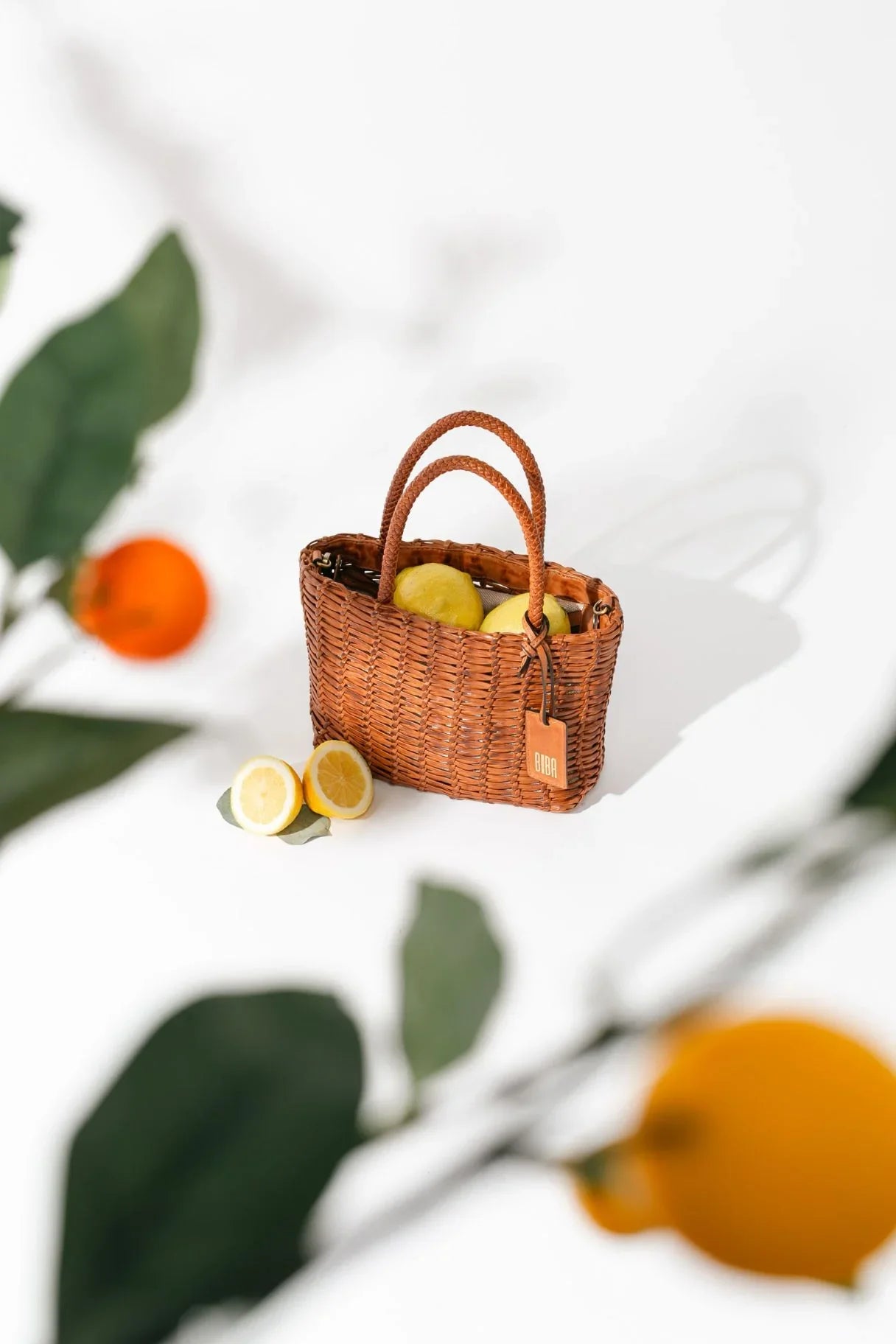 Panier en cuir tressé cognac