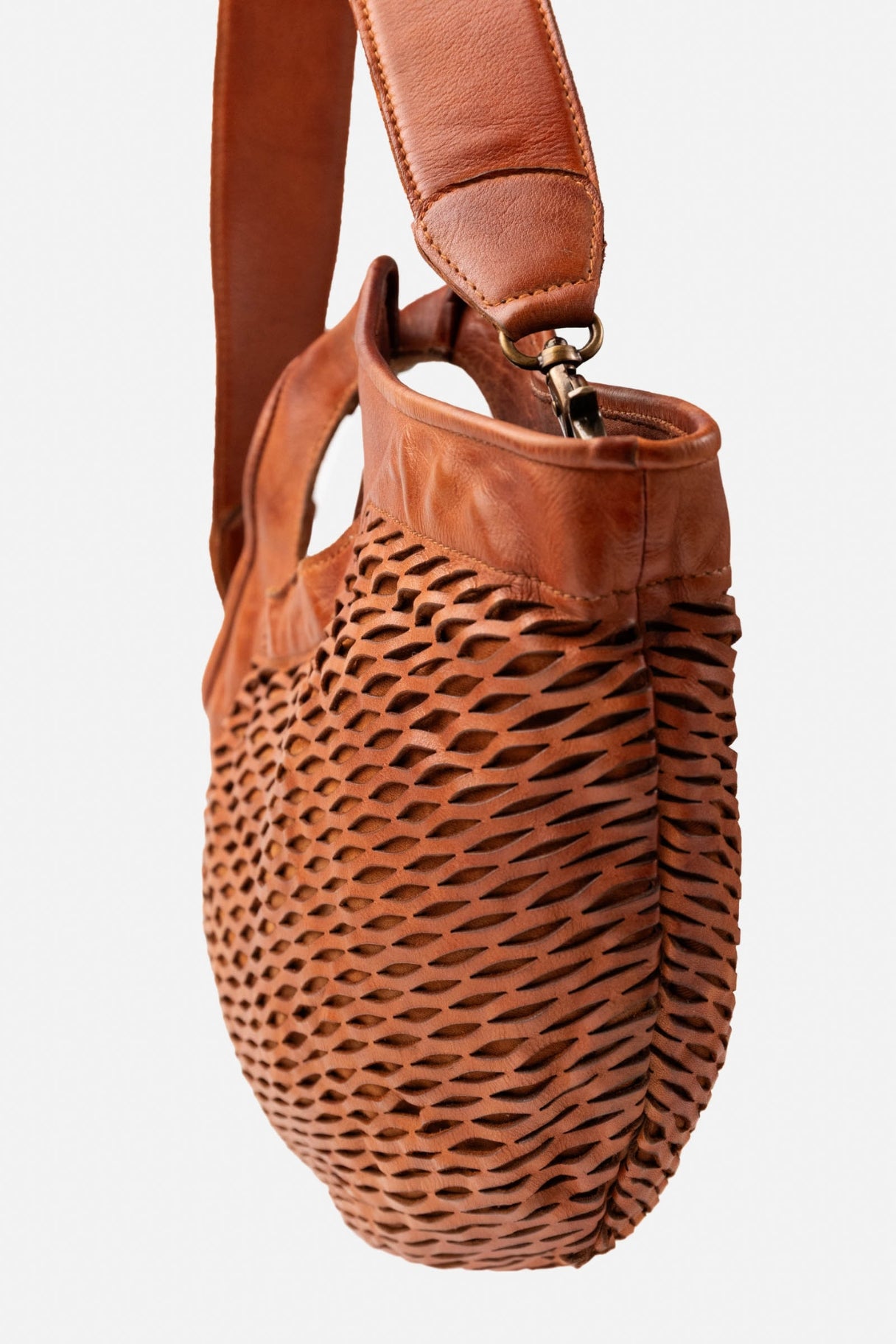 sac panier Doty en cuir perforé camel – vue de profil