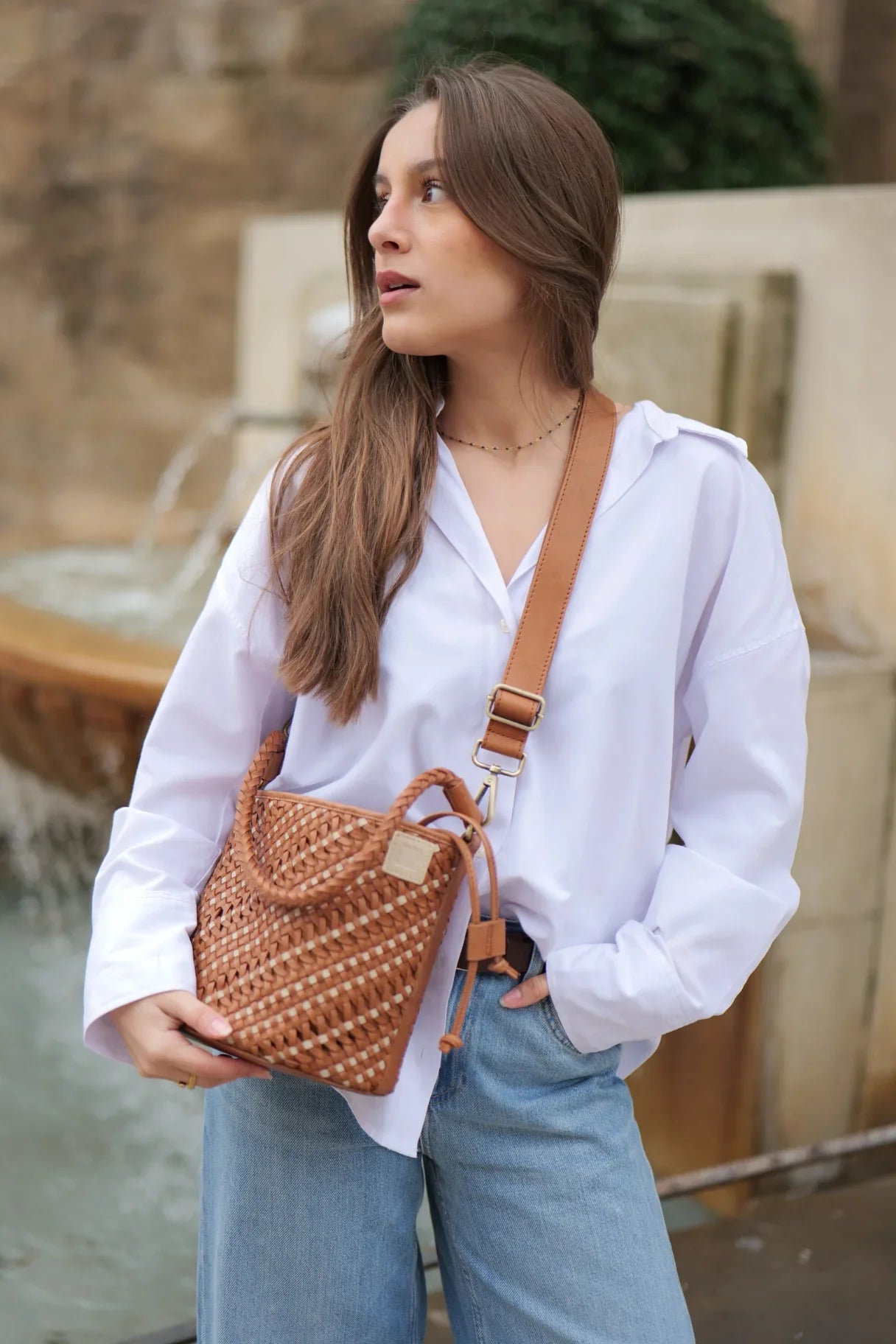 Sac seau en cuir tressé camel porté en bandoulière modèle Selma Nappa