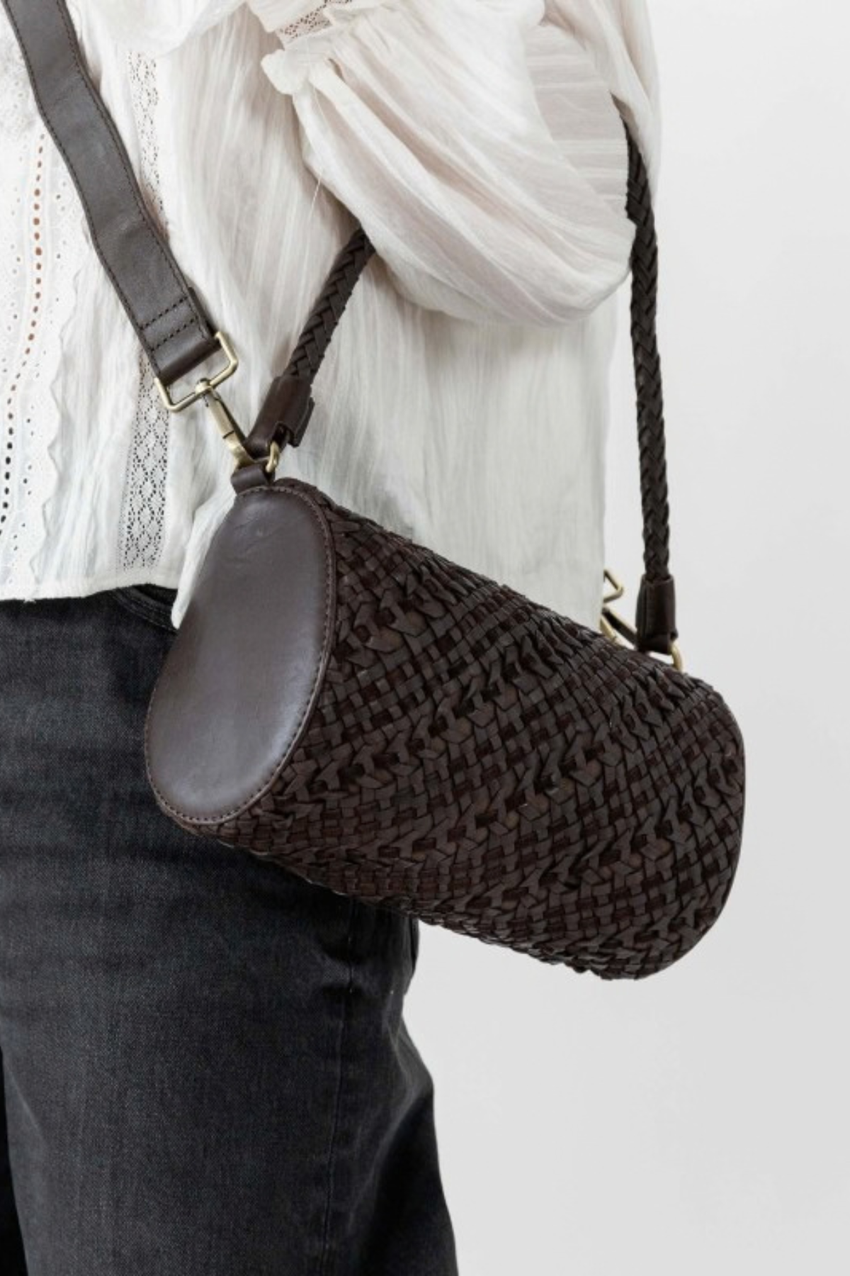 Sac Selma Biba réf. SEM2L en cuir tressé marron porté en bandoulière croisée