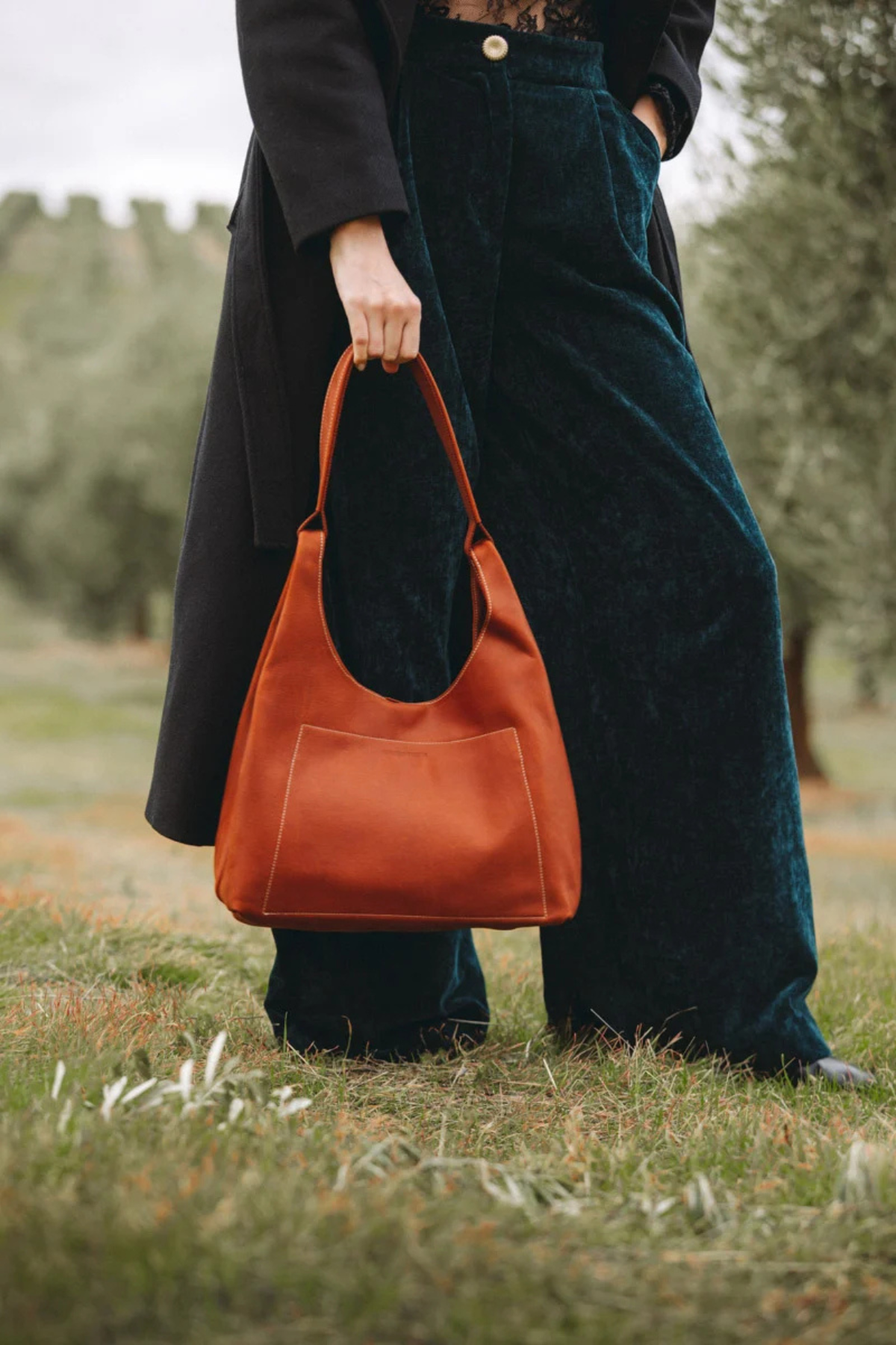 Sac en cuir cognac Amazone Ateliers Fourès porté à la main, cuir pleine fleur fabriqué en France