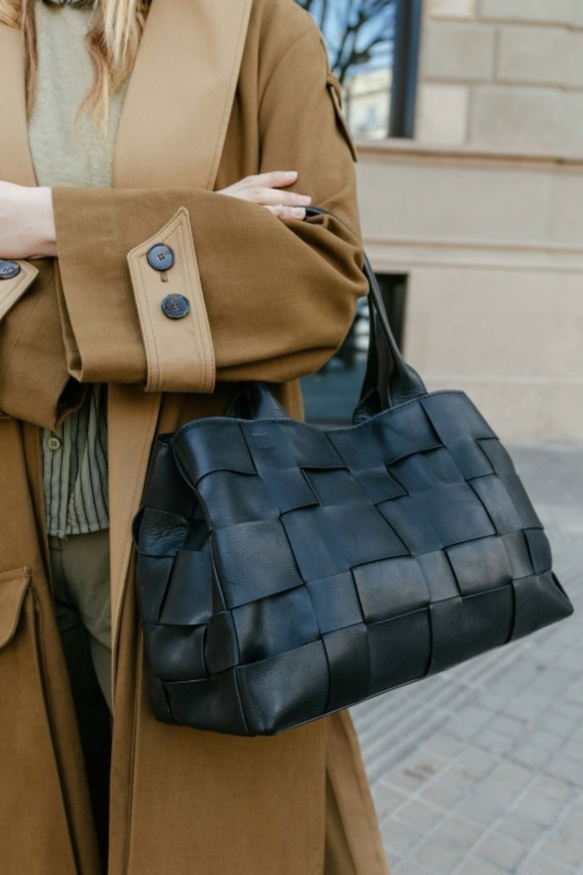 Sac Wann Biba réf. WAN7L en cuir Sac Wann Biba réf. WAN7L en cuir tressé noir porté au bras avec un trench camel