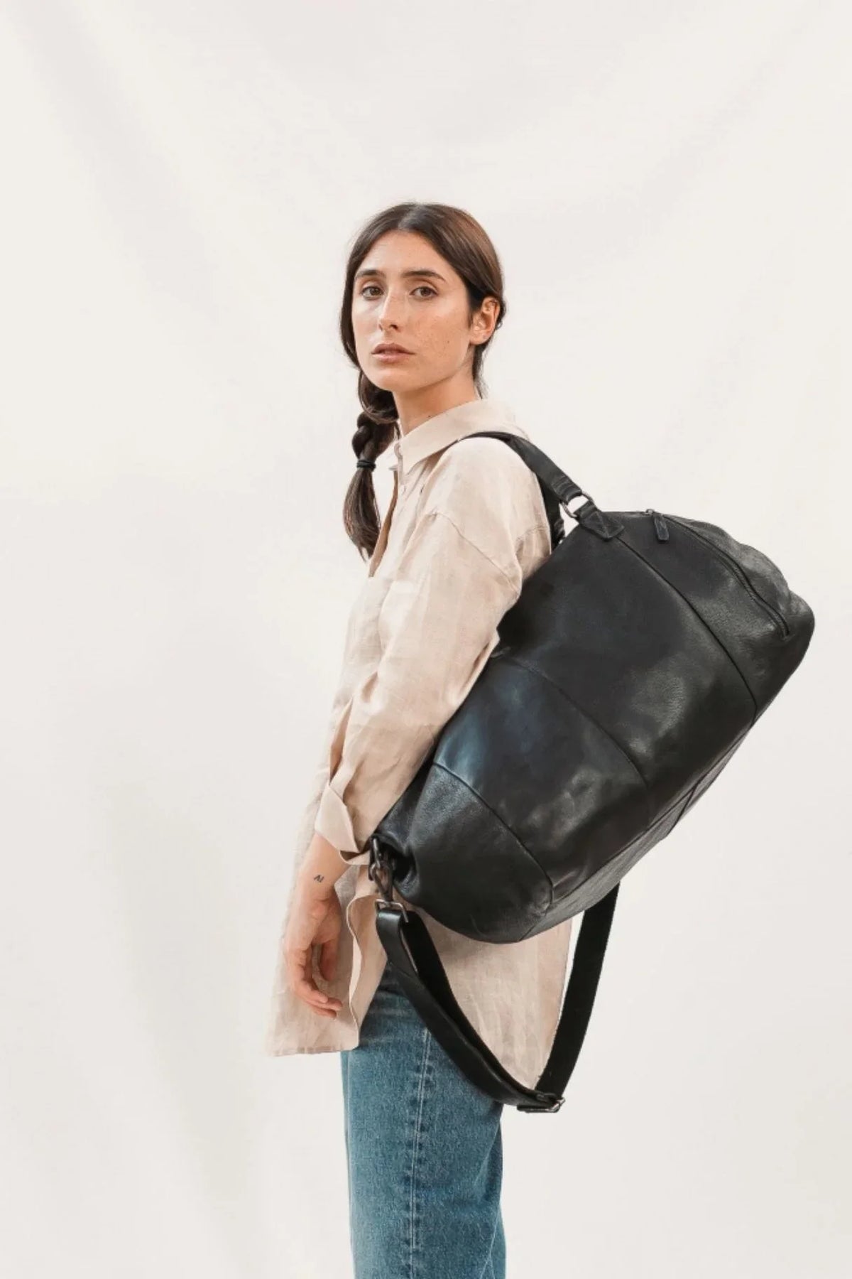 Sac week-end Biba Gary en cuir lavé noir porté à l'épaule