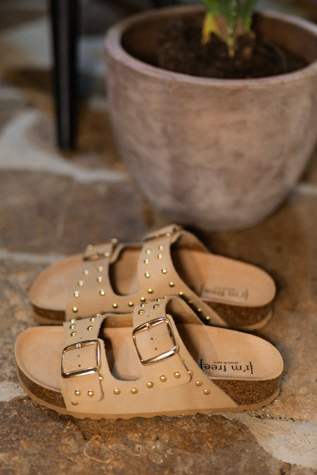 Sandales beige à double bride avec boucles métalliques et clous dorés