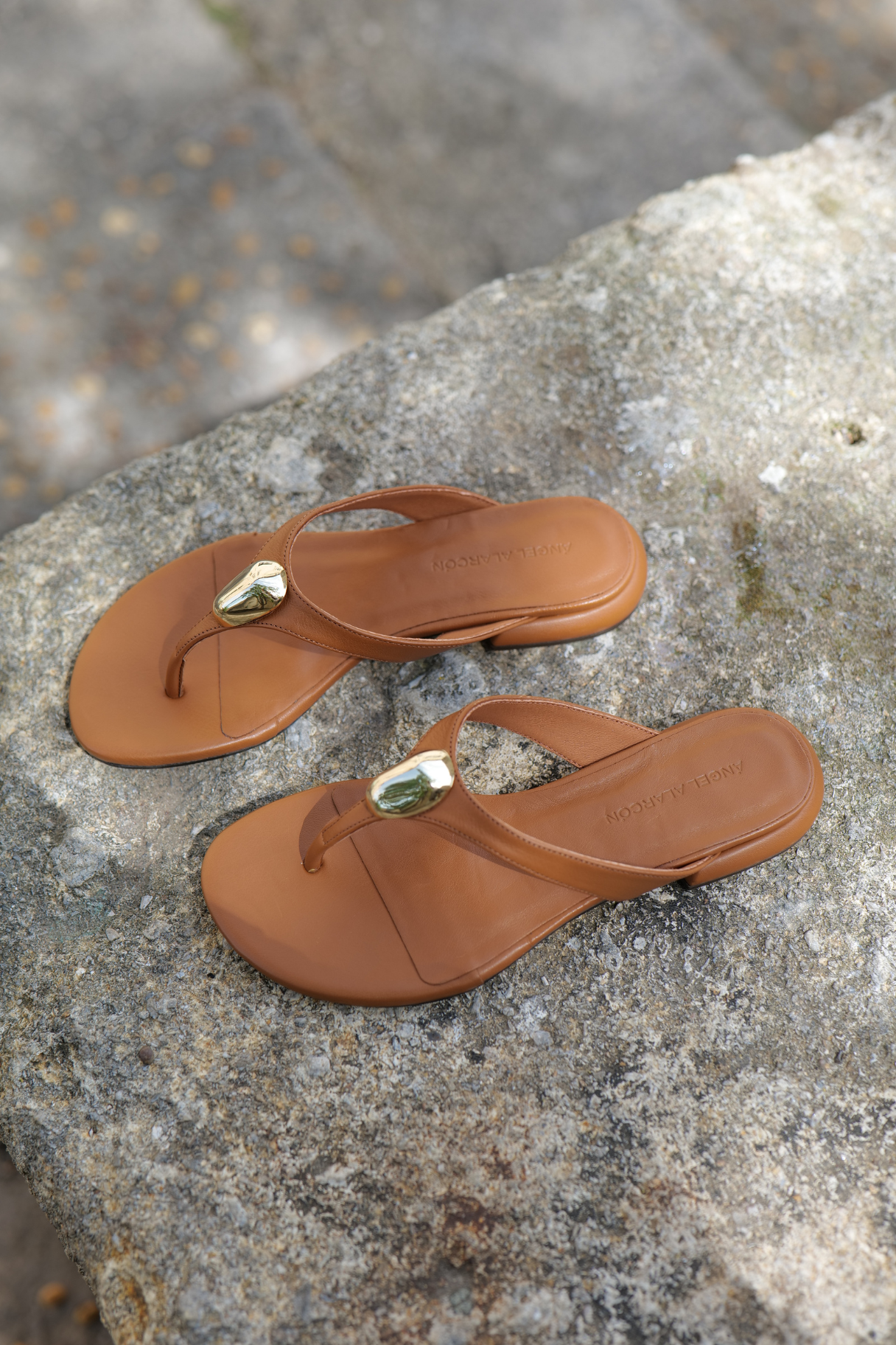 Sandales tongs femme cuir camel Claudia Ángel Alarcón avec détail doré vue de dessus