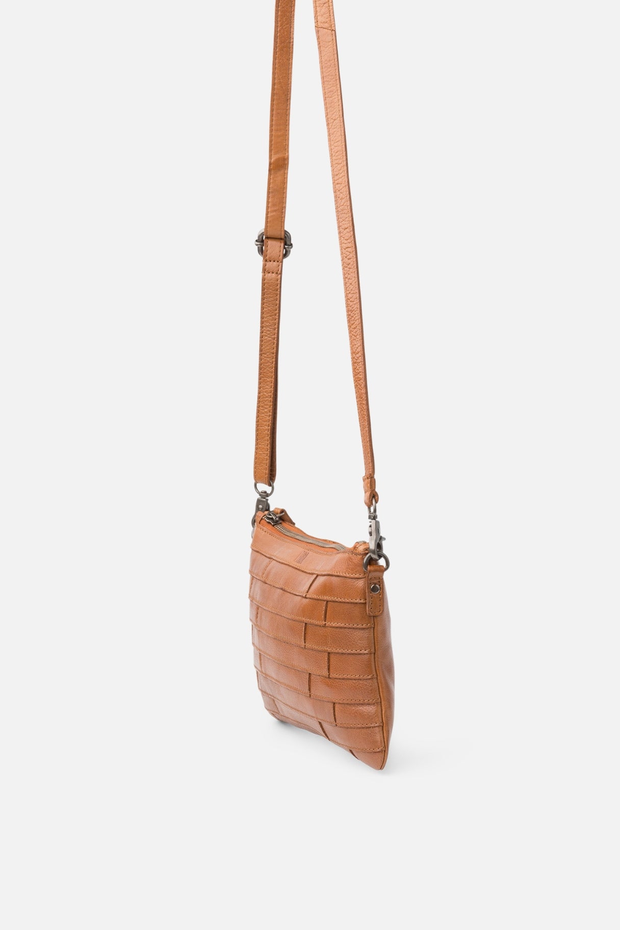 Vue de côté du sac Lewisburg en cuir camel