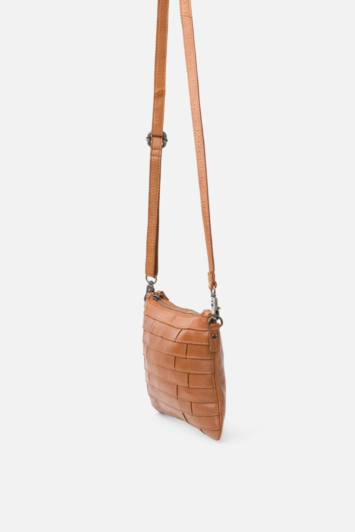 Vue de côté du sac Lewisburg en cuir camel