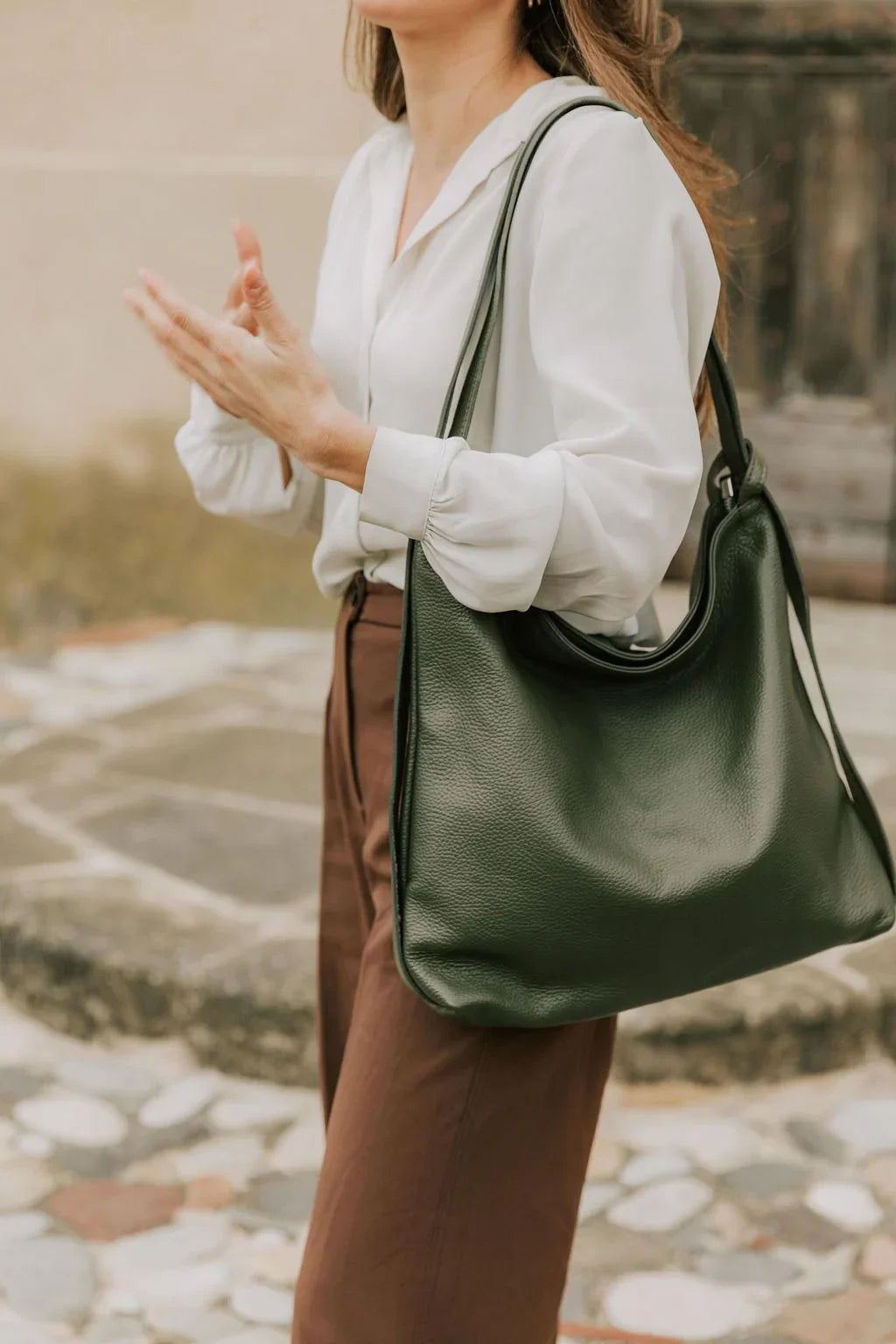 Sac à main convertible Jérôme en cuir grainé kaki porté à l'épaule