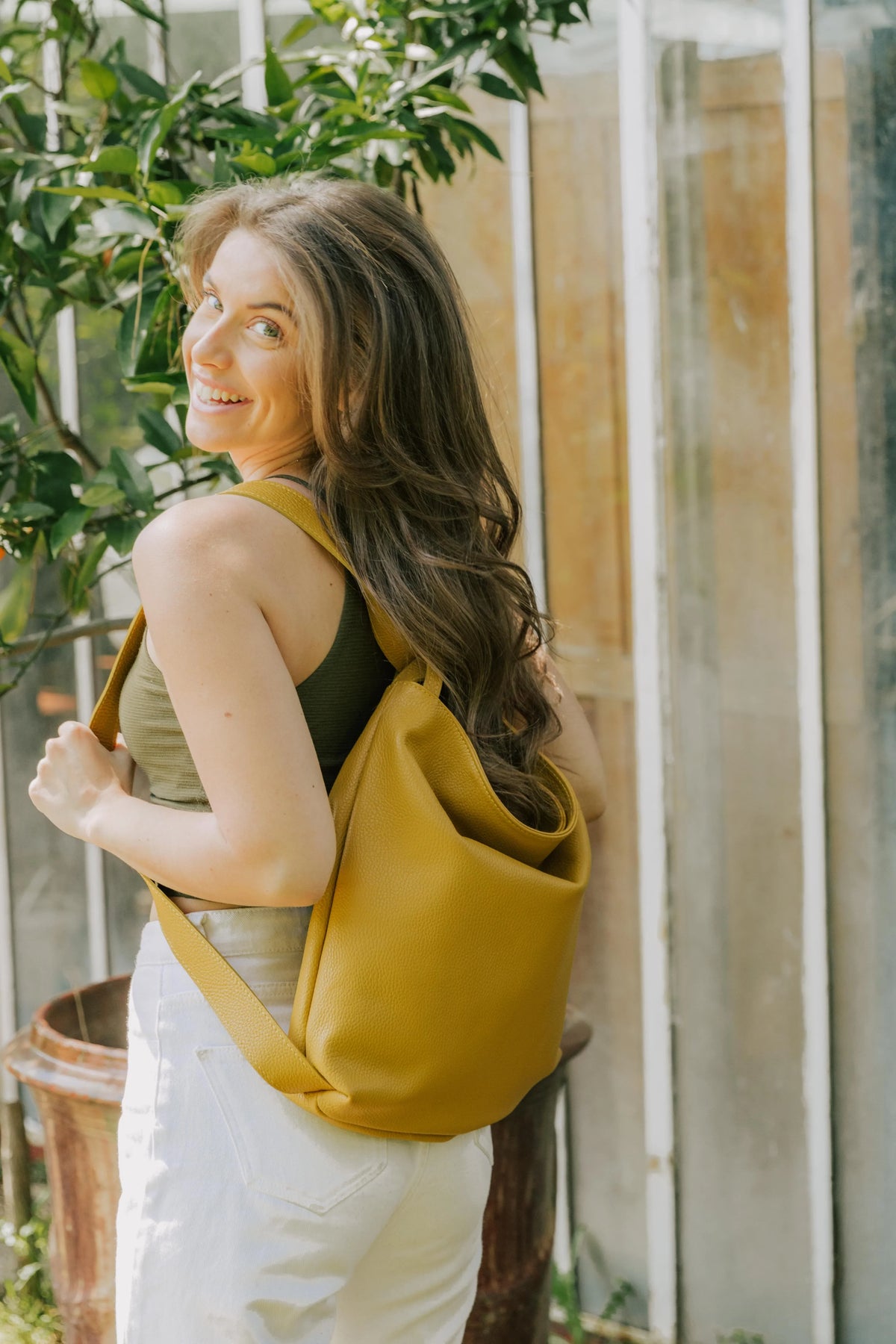 Sac Jérôme en cuir grainé moutarde porté en sac à dos