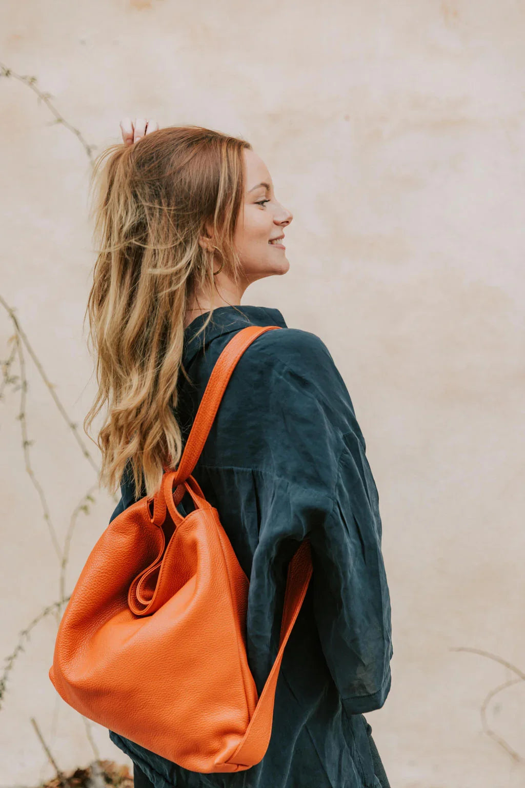 Sac Jérôme en cuir grainé orange porté en sac à dos
