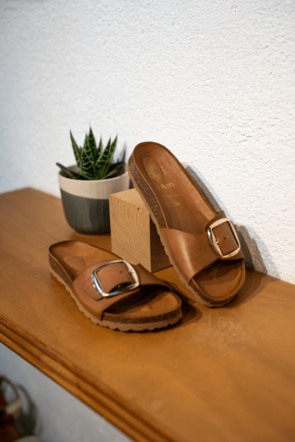 Mules en cuir marron avec grosse boucle dorée - Confort et style estival -I AM 9100 - Nappa Maroquinerie