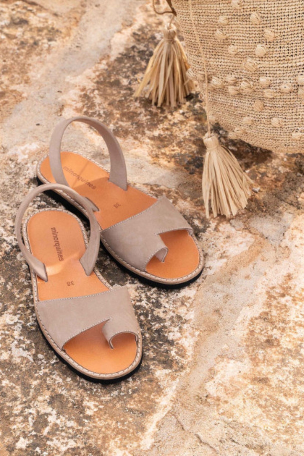 Sandales Petra taupe en Nubuck - Design orteil séparé - Les Minorquines