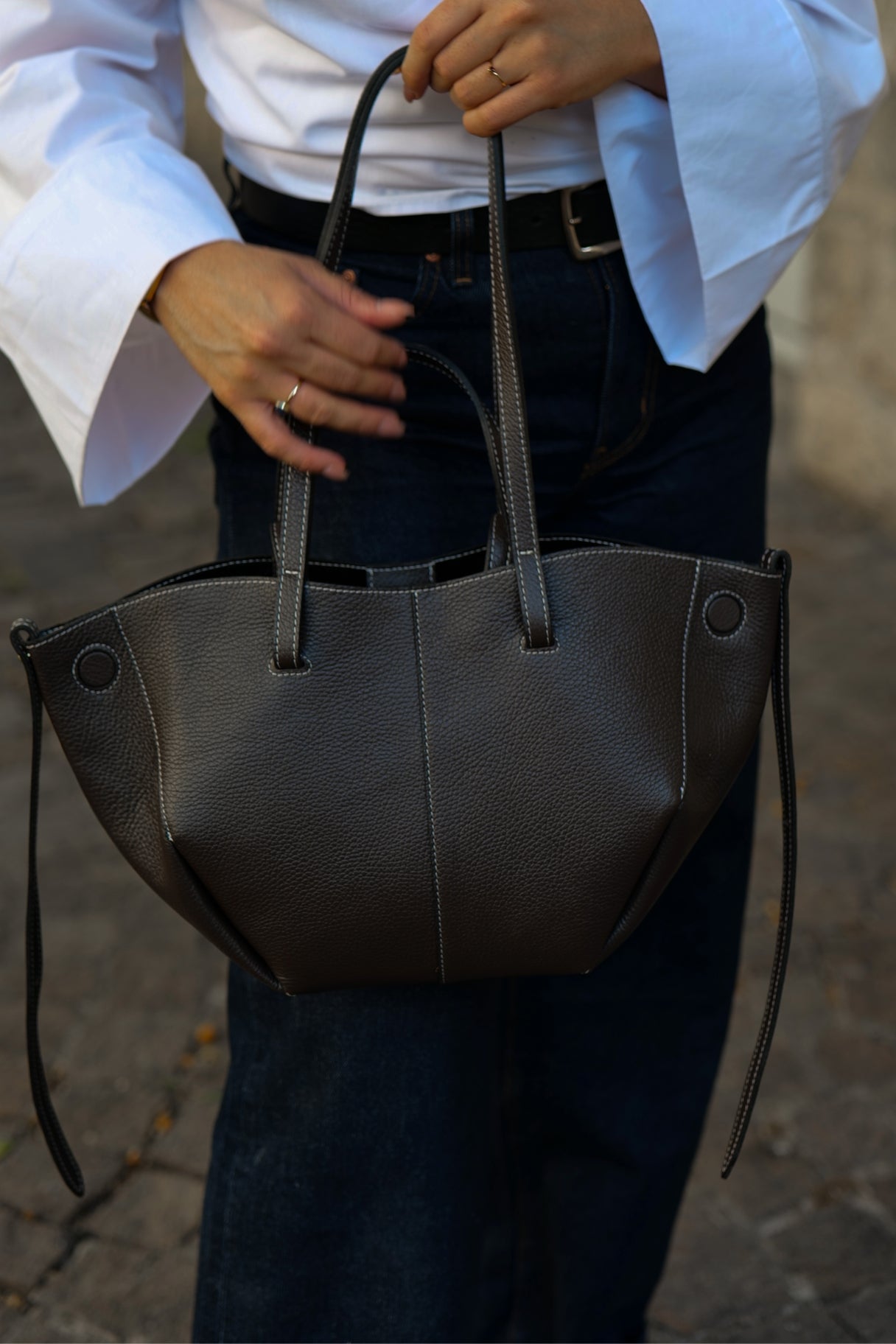 Sac à main Elyos - Cuir grainé marron forme croissant