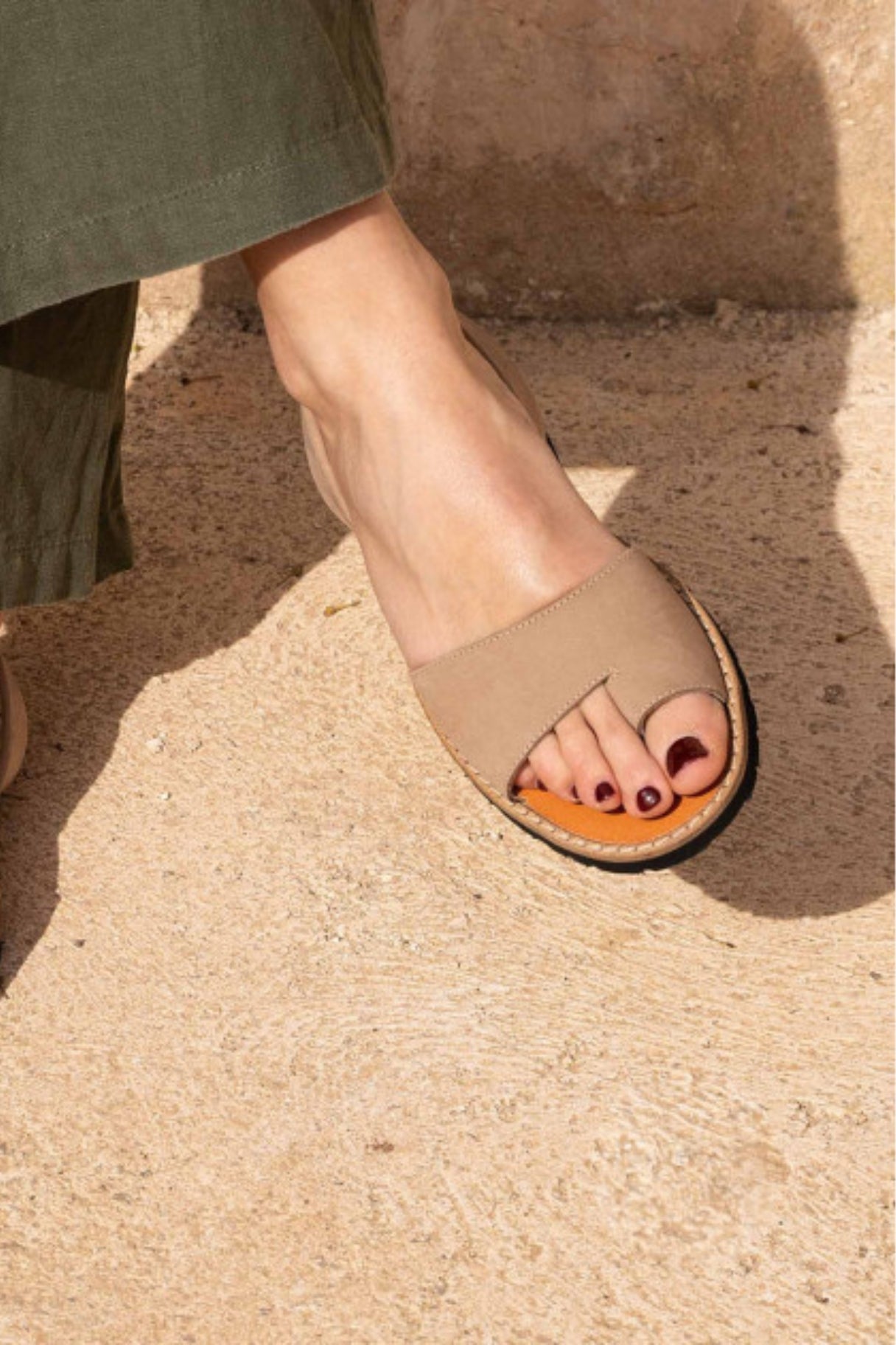 Sandales Petra taupe en Nubuck - Design orteil séparé - Les Minorquines