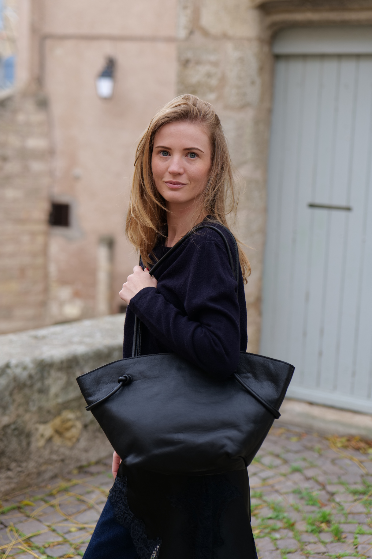 Sac cabas cuir noir porté épaule BIBA