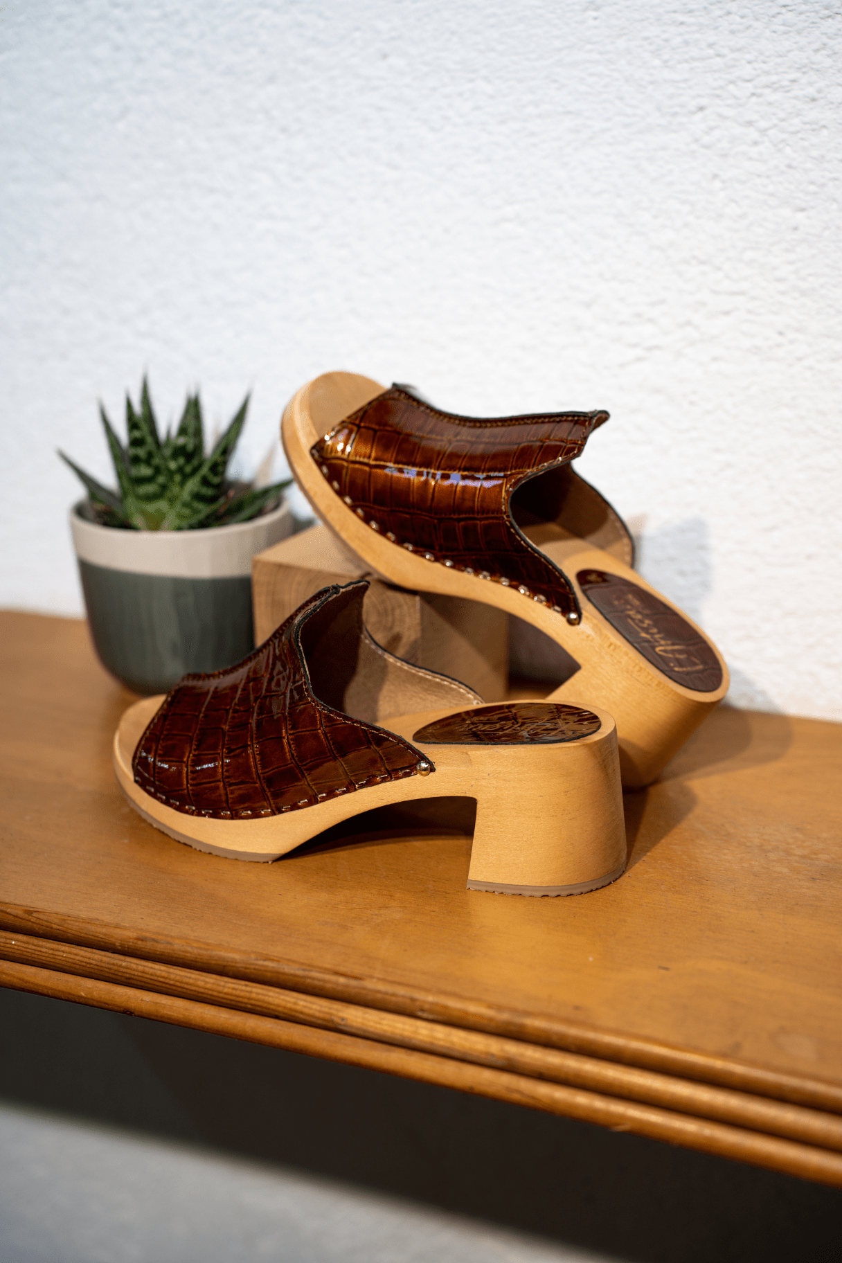 L Artisan by swedi mules sabots Croco Moka mod le Ambre