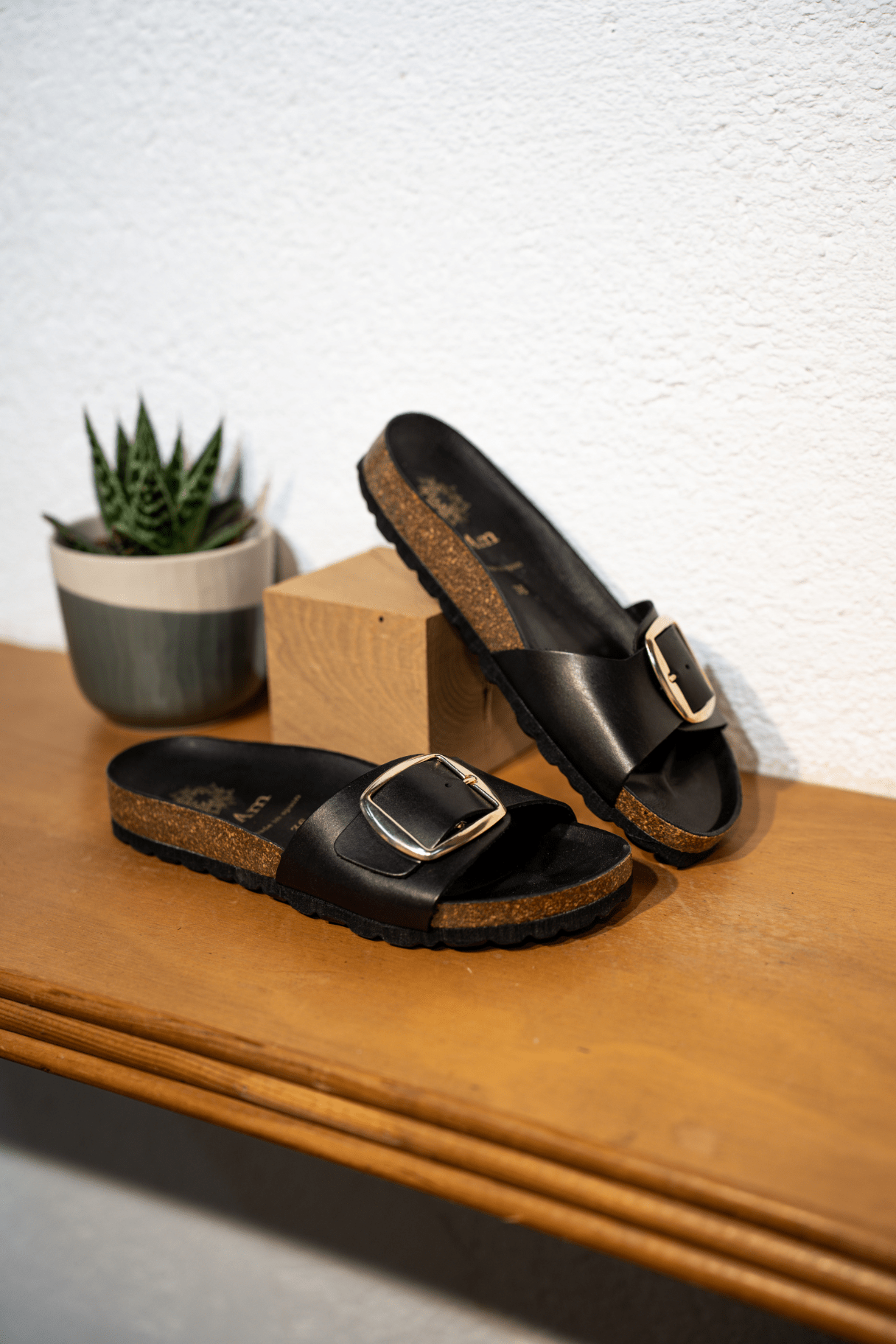 Mules en cuir noir avec grosse boucle dorée - Confort et style estival - I AM 9100 - Nappa Maroquinerie