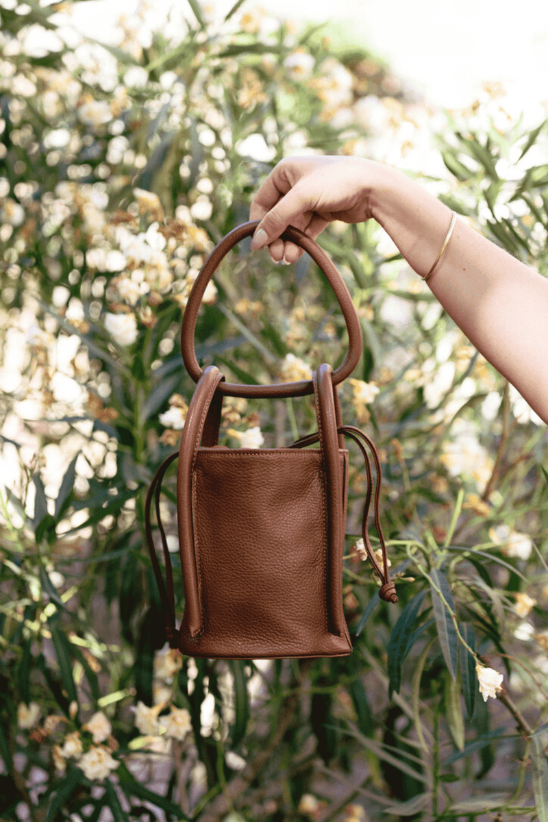 Soula Sac seau en cuir rigide noir ou camel