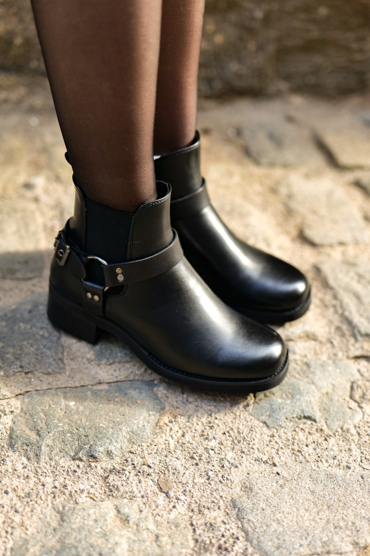 Bottines en cuir noir avec harnais - KEYS K9428