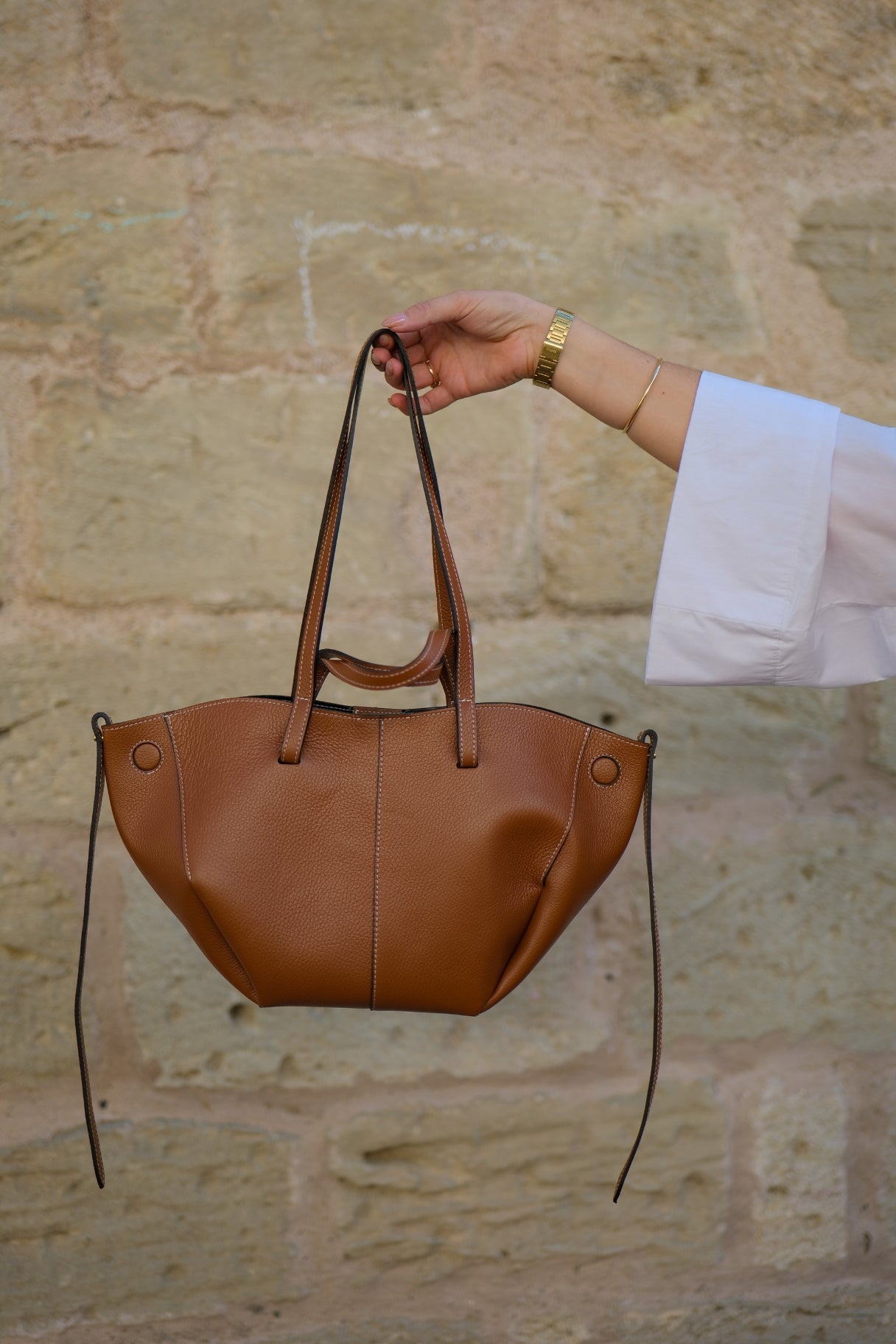 Sac à main Elyos - Cuir grainé marron forme croissant