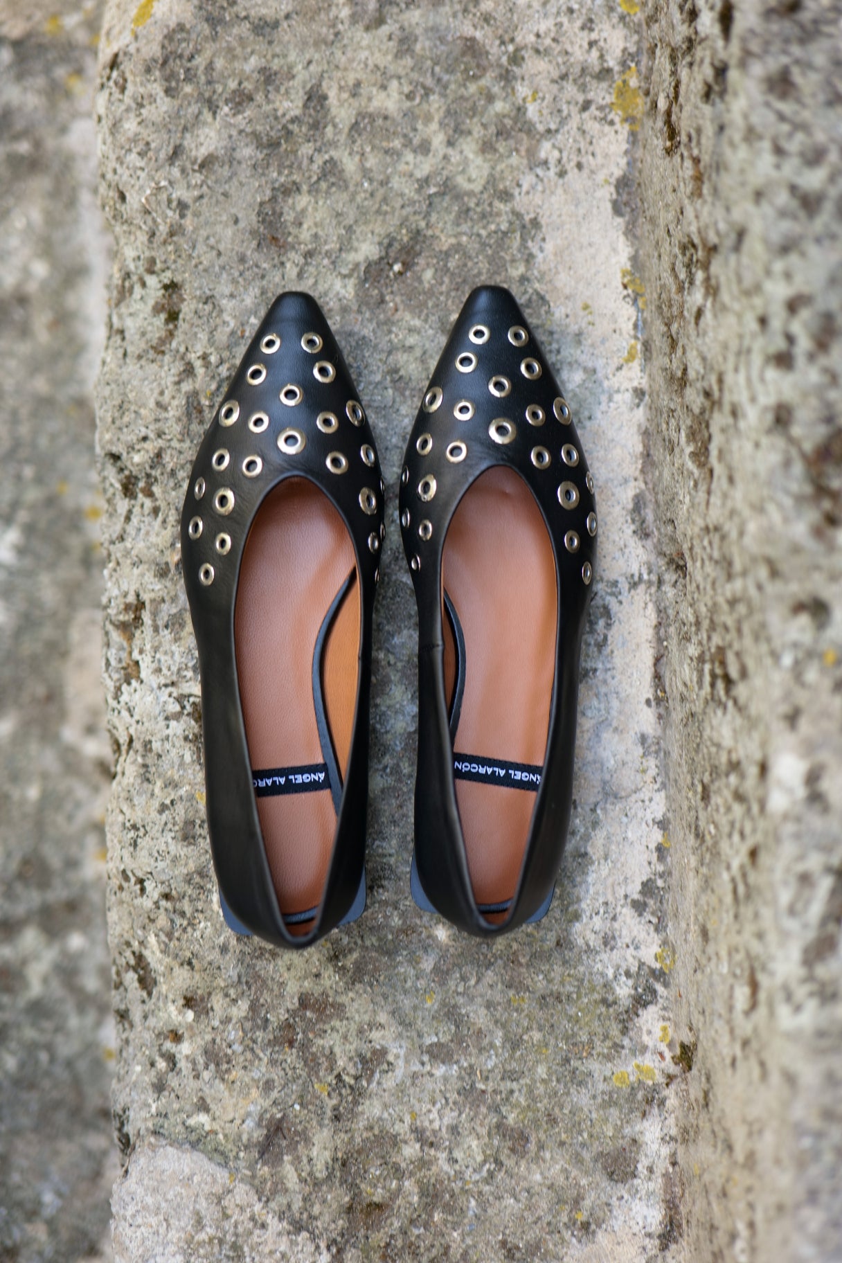 Ballerines Sila en cuir noir clouté Ángel Alarcón