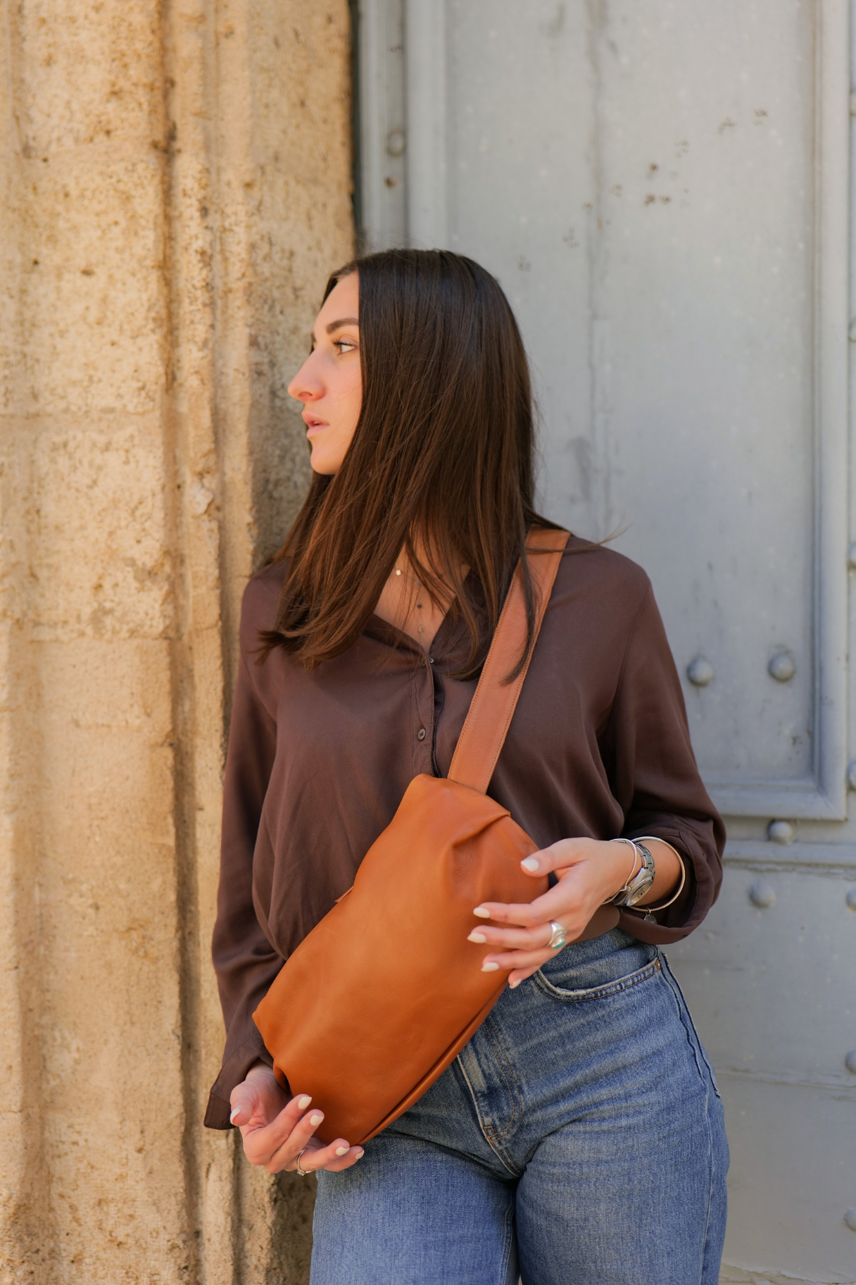 banane en cuir Naterra coloris camel portée en bandoulière