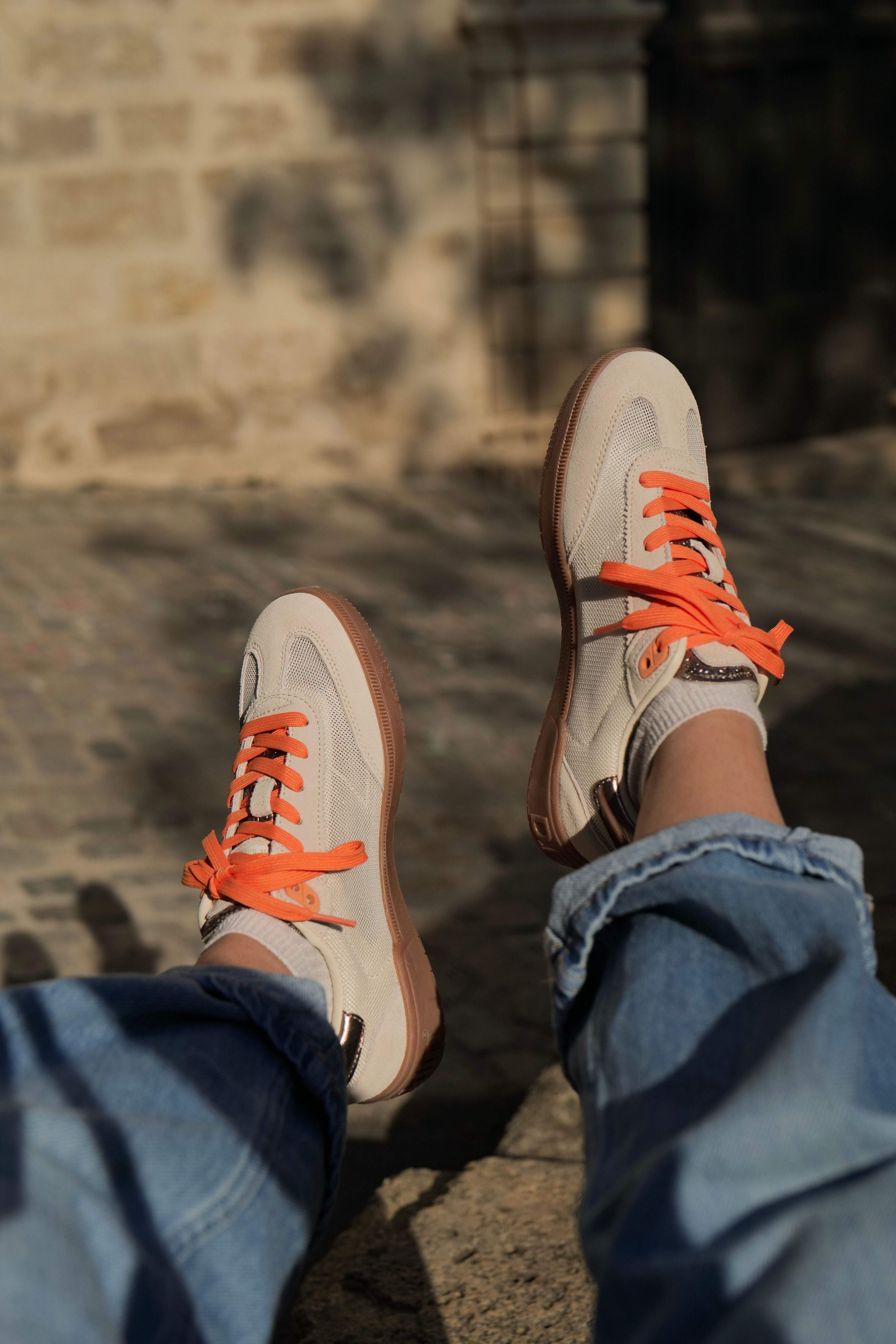 baskets femme beige avec lacets orange en cuir et textile semelle gomme style urbain