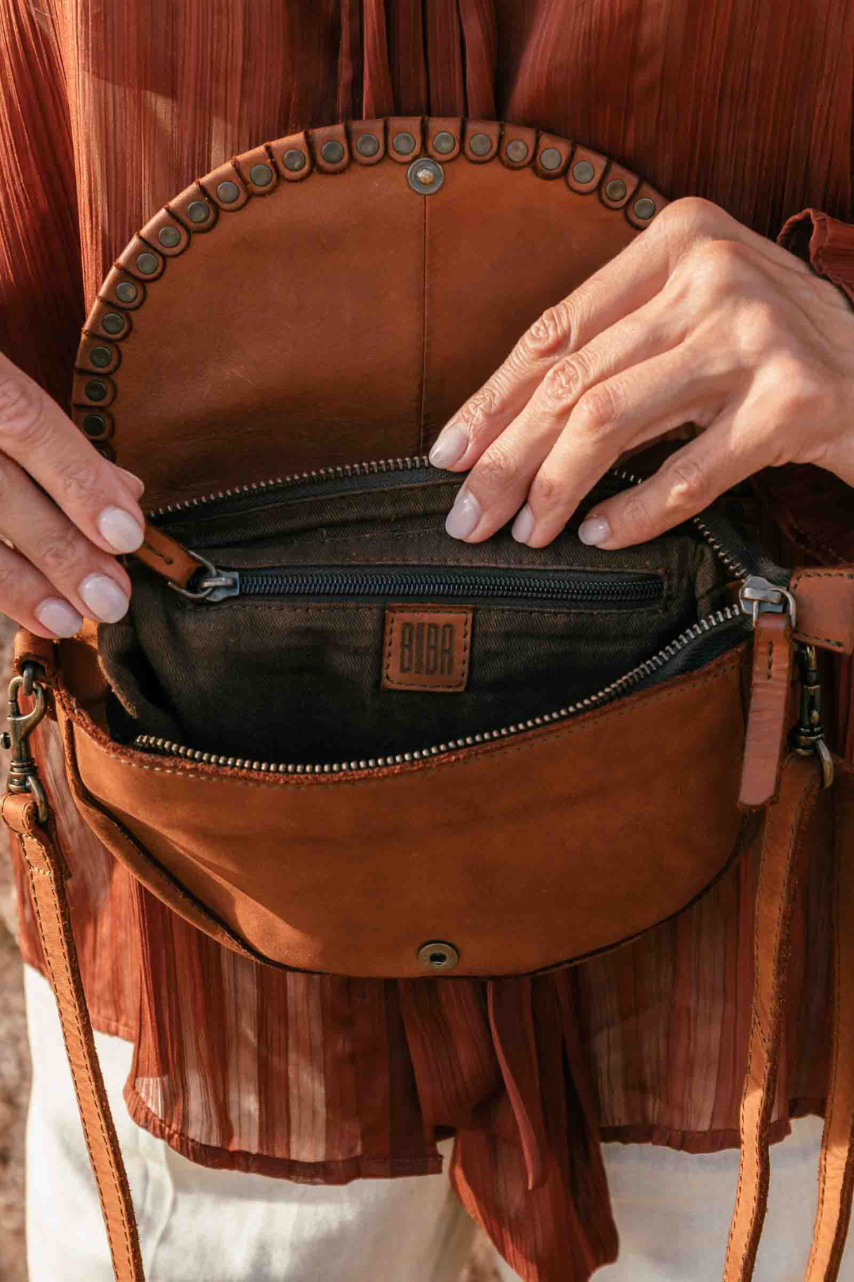 Sac bandoulière Yampa en cuir camel à rabat YAM1L – Biba